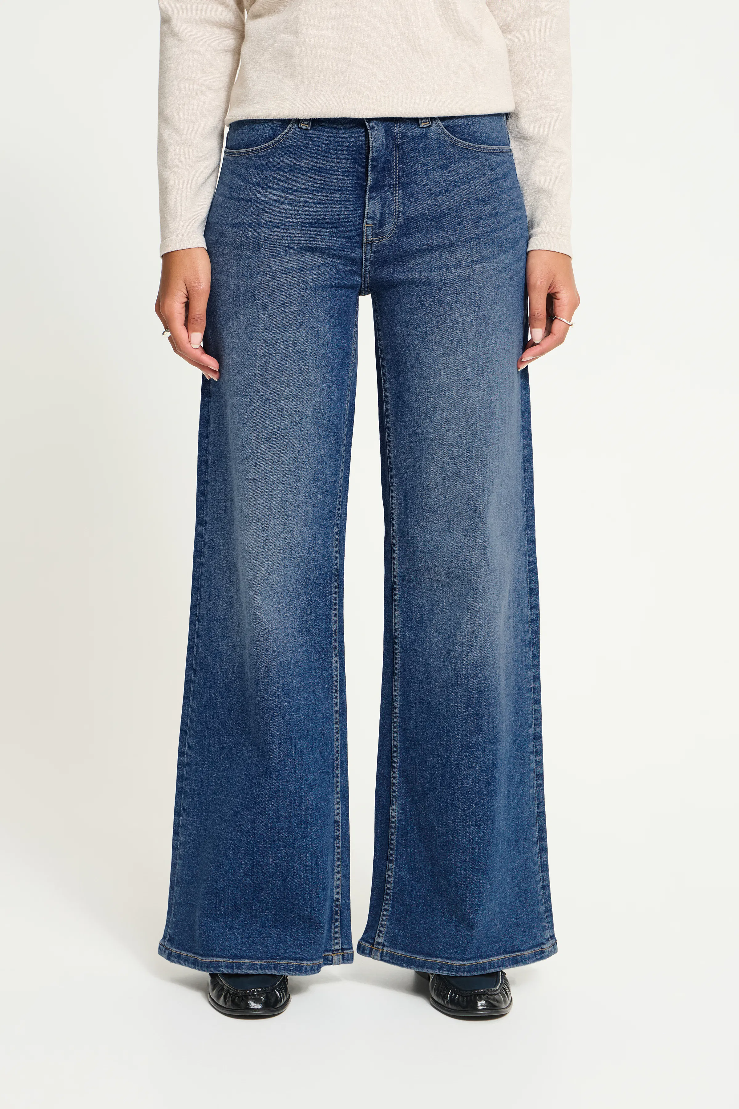 IHTWIGGY WIDE Jeans LOOKBOOK FRONT 20119022-19037