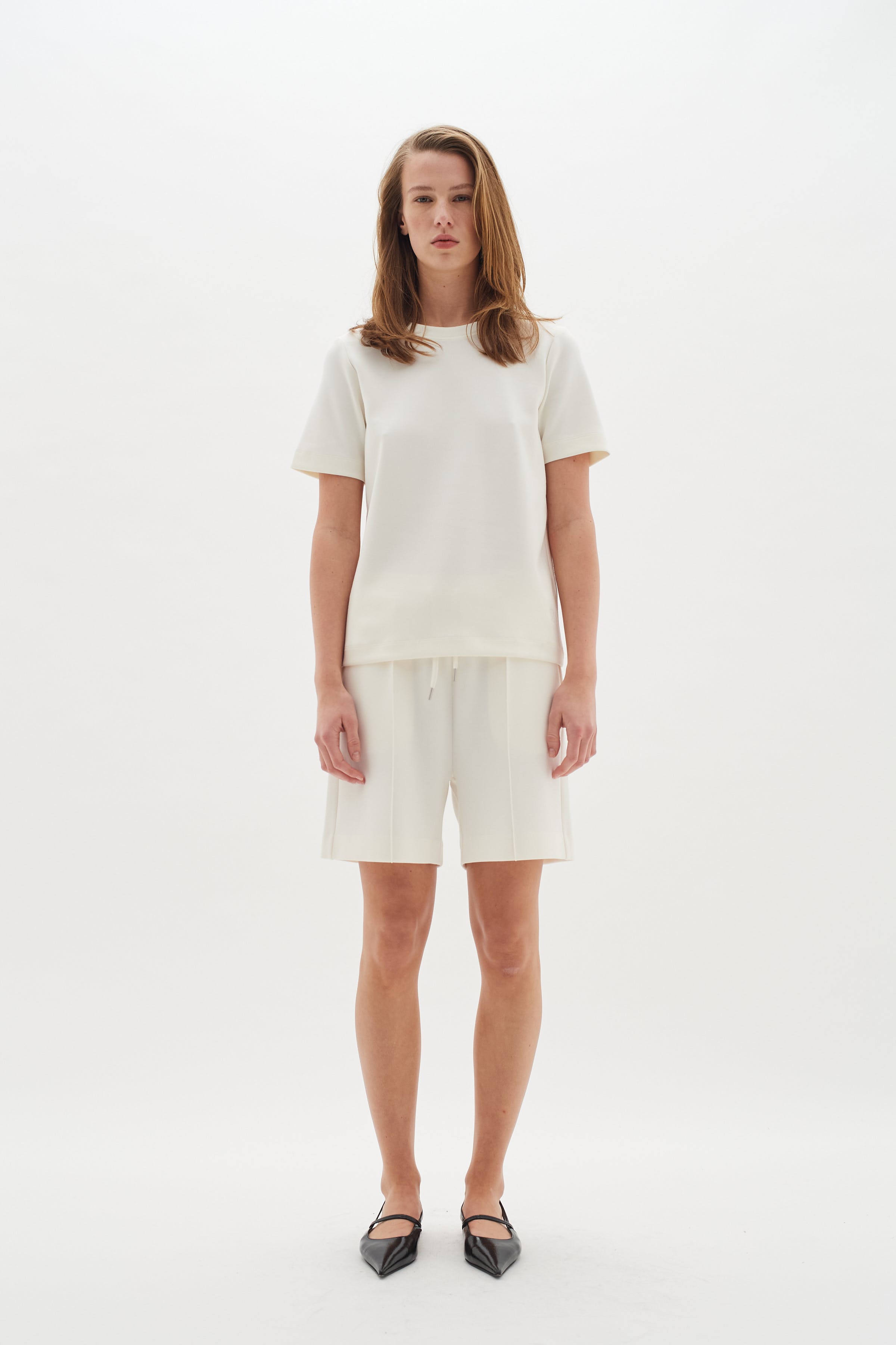 EsterIW Shorts LOOKBOOK FRONT 30109370-110701