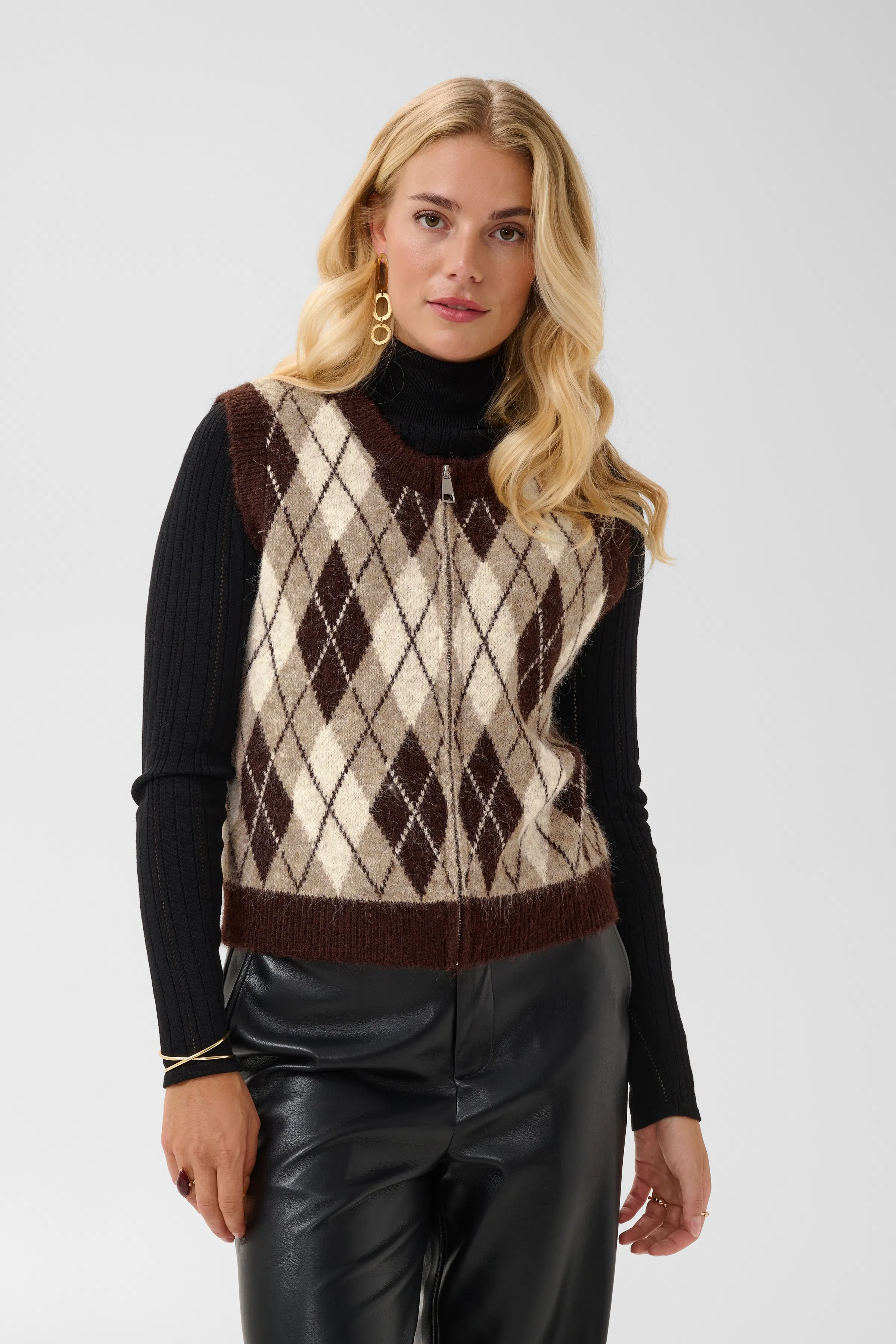 CRMirea Weste LOOKBOOK FRONT 10615666-1000520