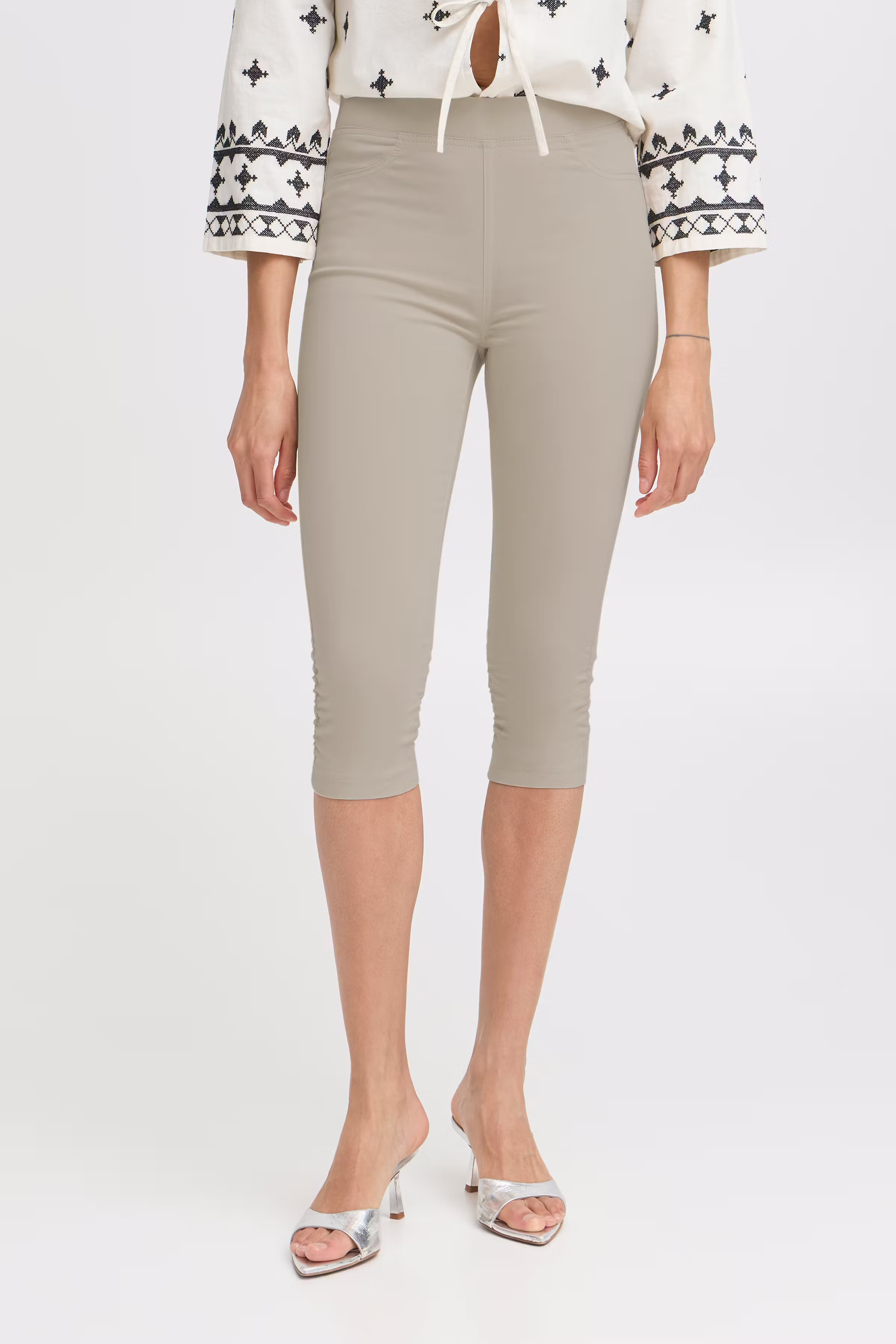 BYKEIRA Capribyxor LOOKBOOK FRONT 20805611-140708