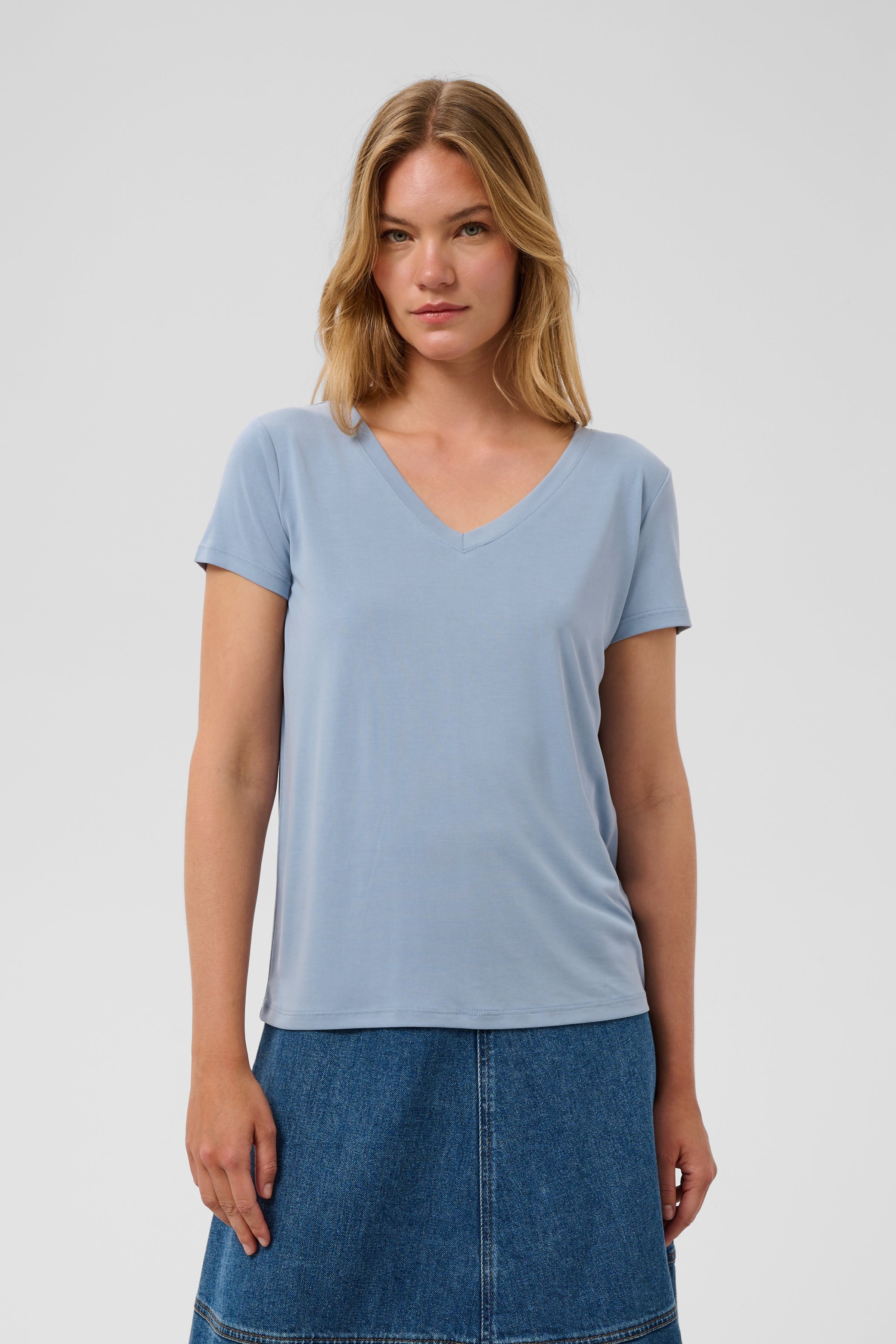SLColumbine V-neck T-shirt LOOKBOOK FRONT 30404284-164013