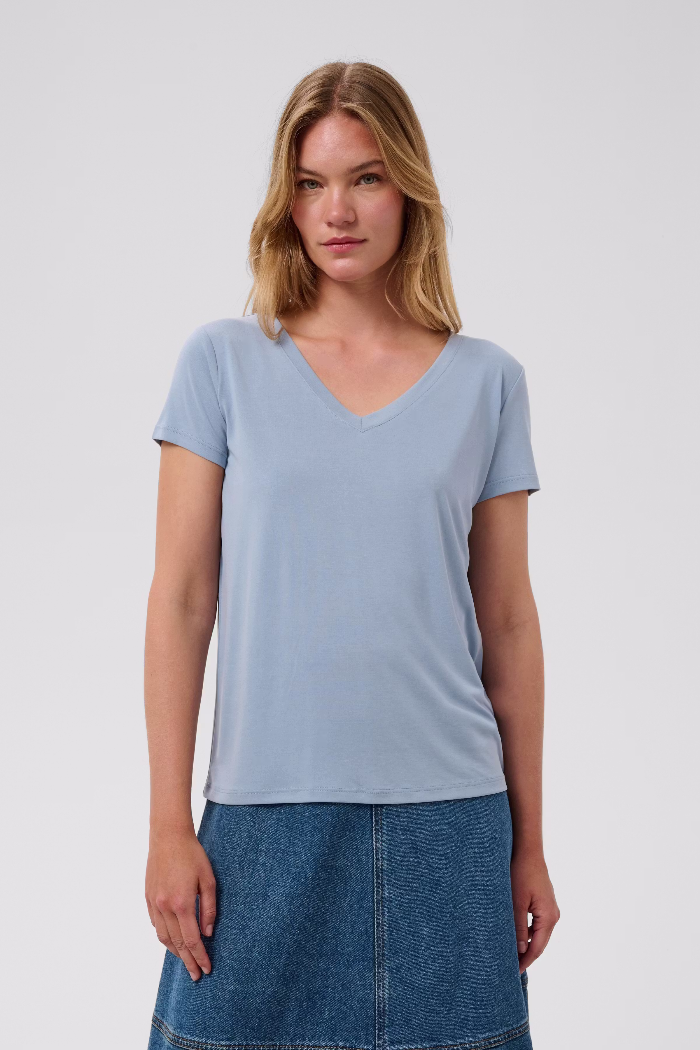 SLColumbine V-neck T-shirt LOOKBOOK FRONT 30404284-164013