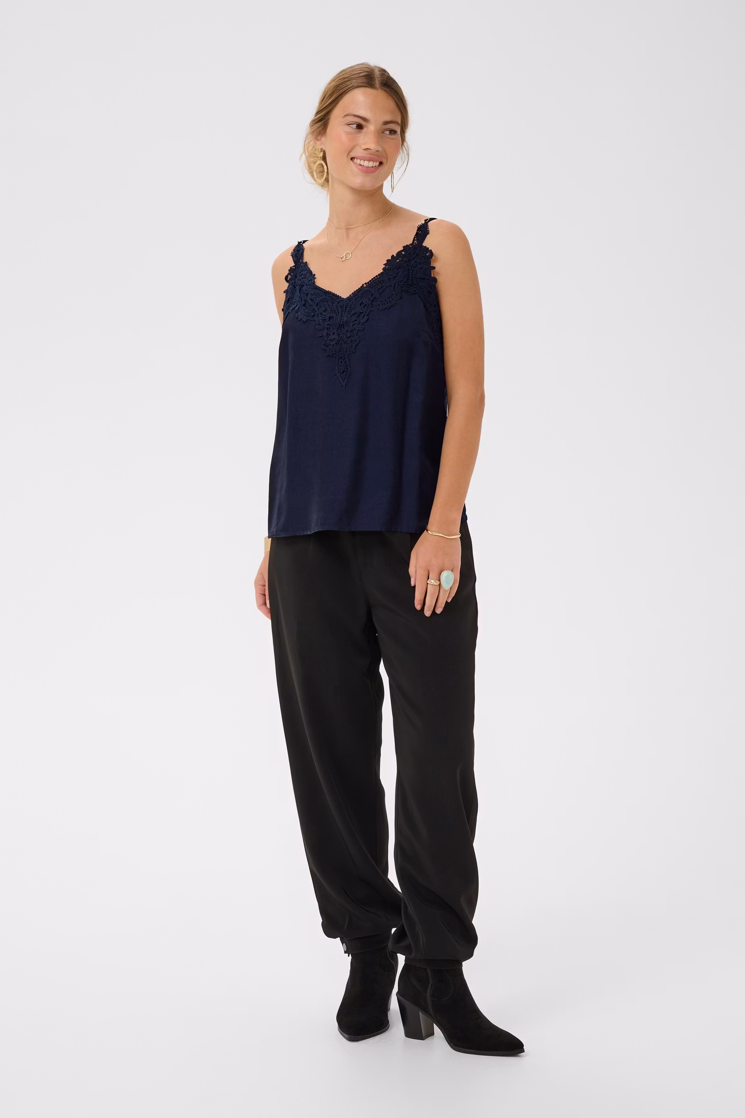CRAnna Top LOOKBOOK FRONT 10611224-193922