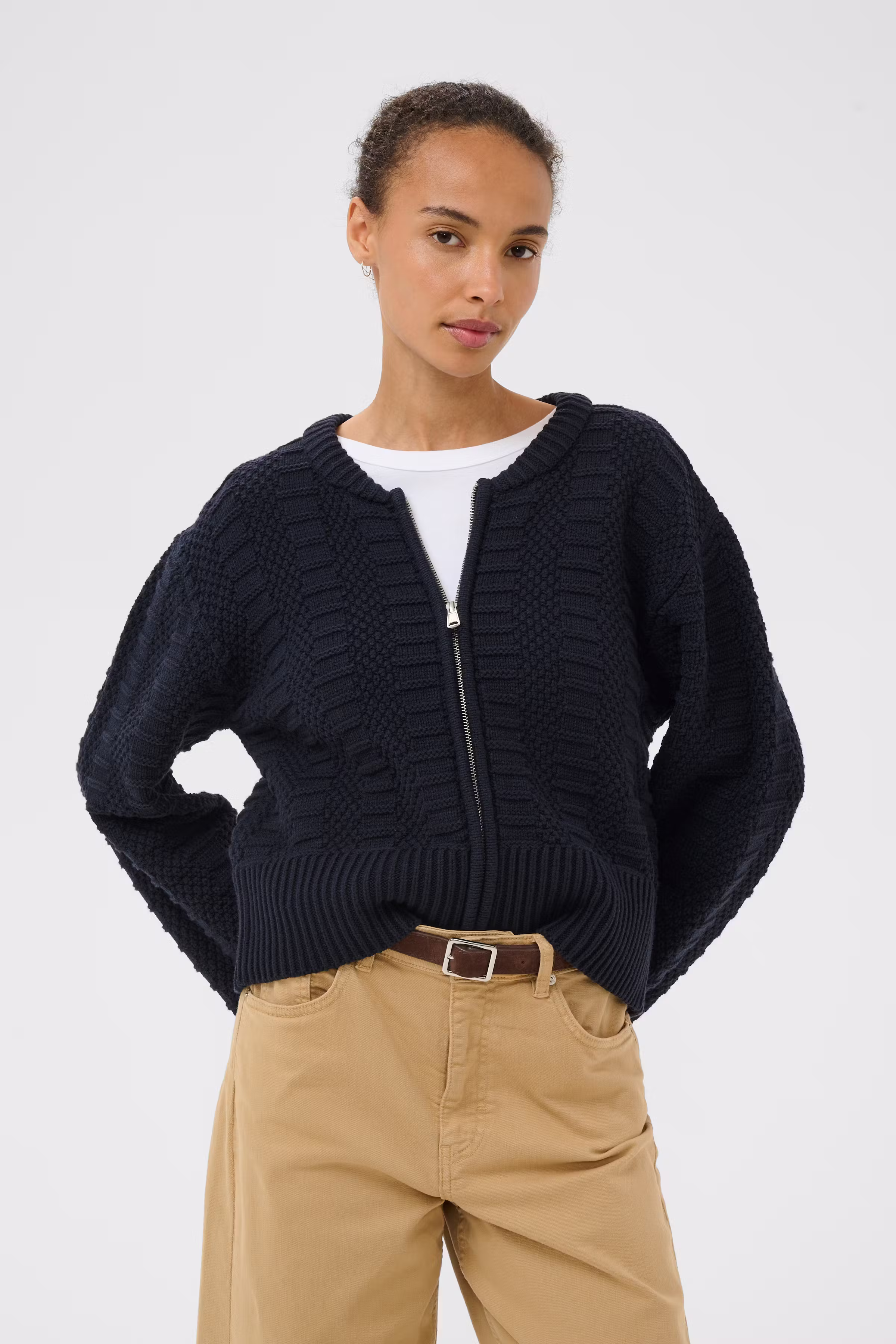 AnielaPW Cardigan LOOKBOOK FRONT 30310397-194013
