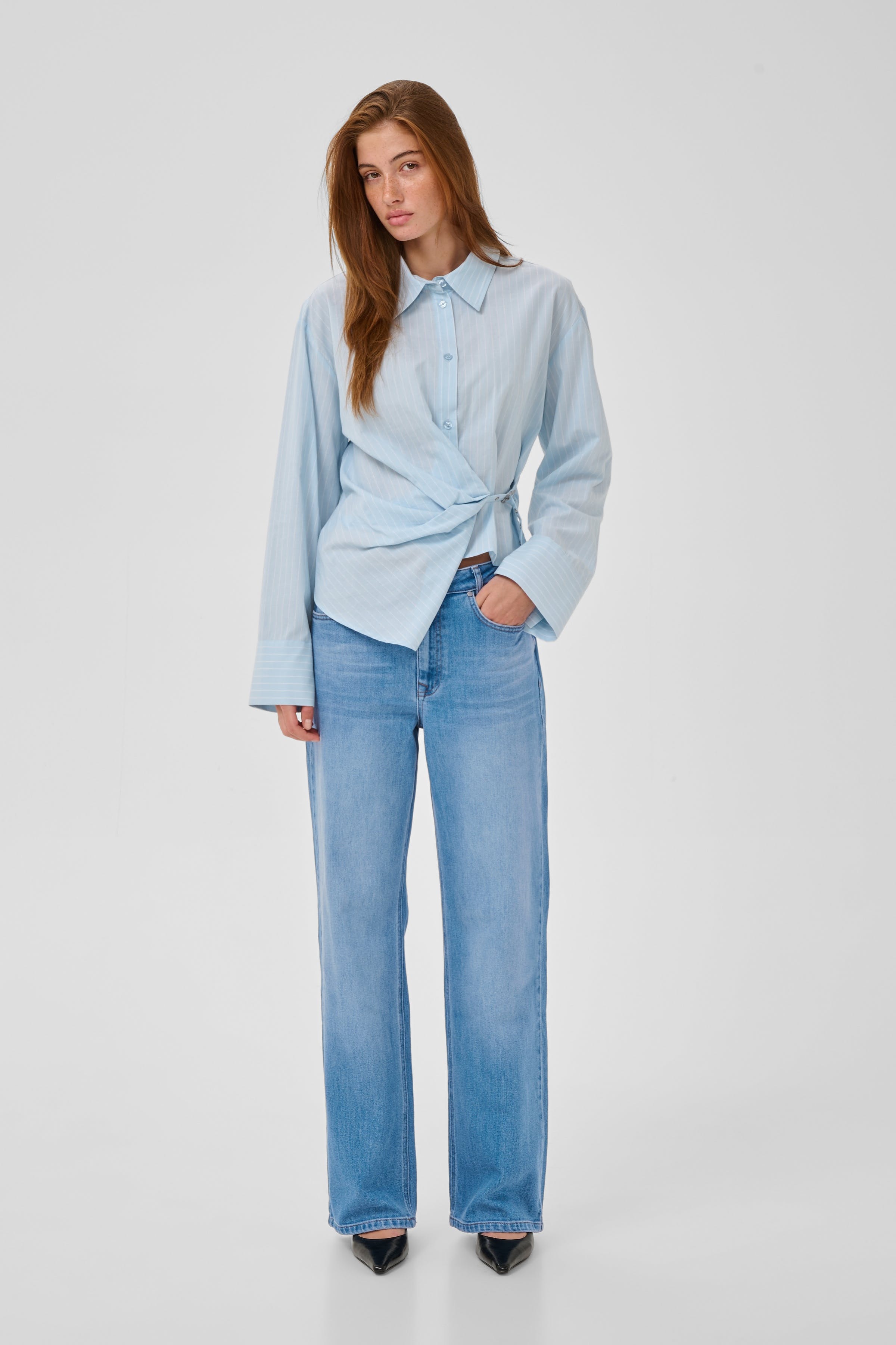 05 THE LOUIS HIGH WIDE JEANS LOOKBOOK FRONT 10704222-100047