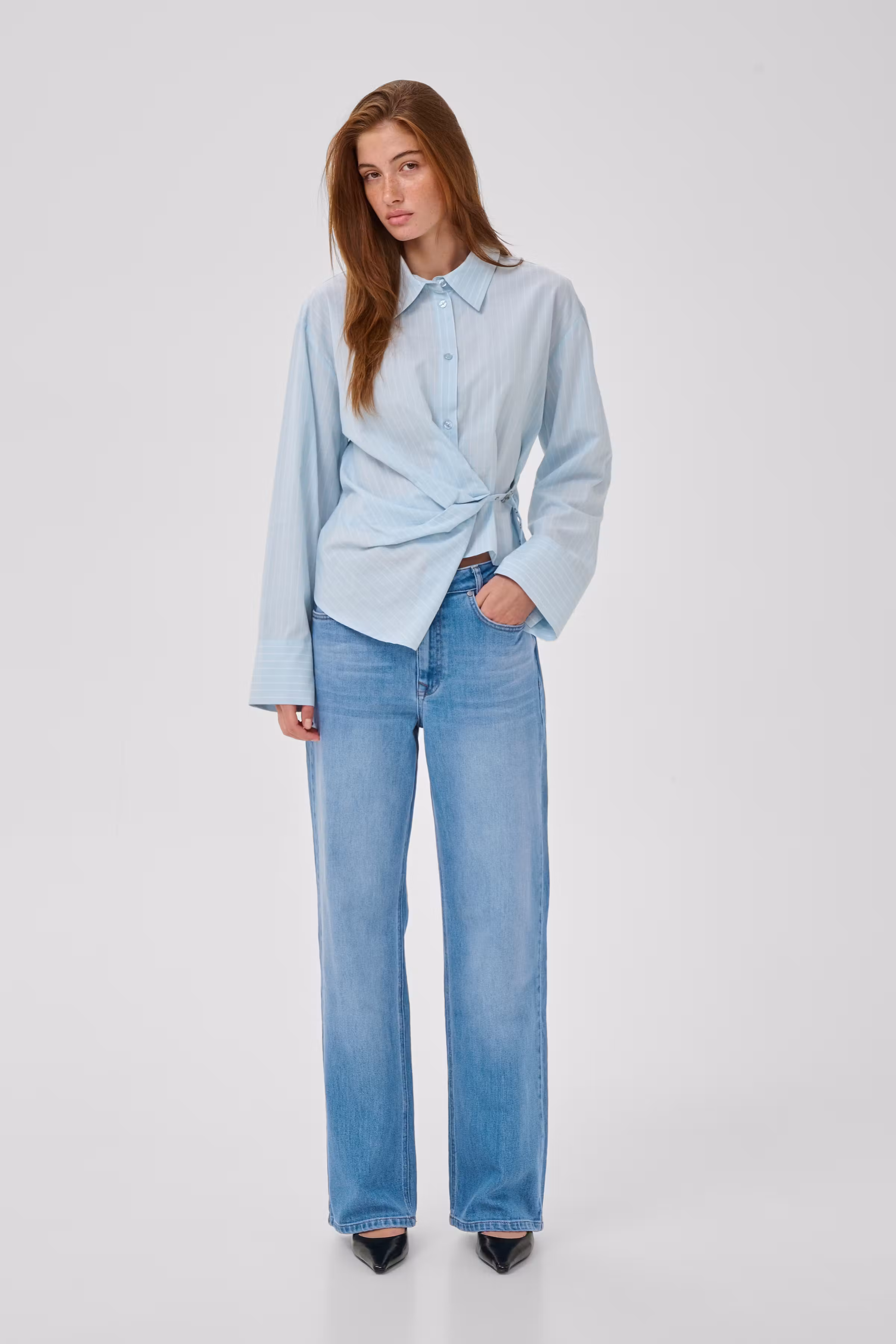 05 THE LOUIS HIGH WIDE JEANS LOOKBOOK FRONT 10704222-100047