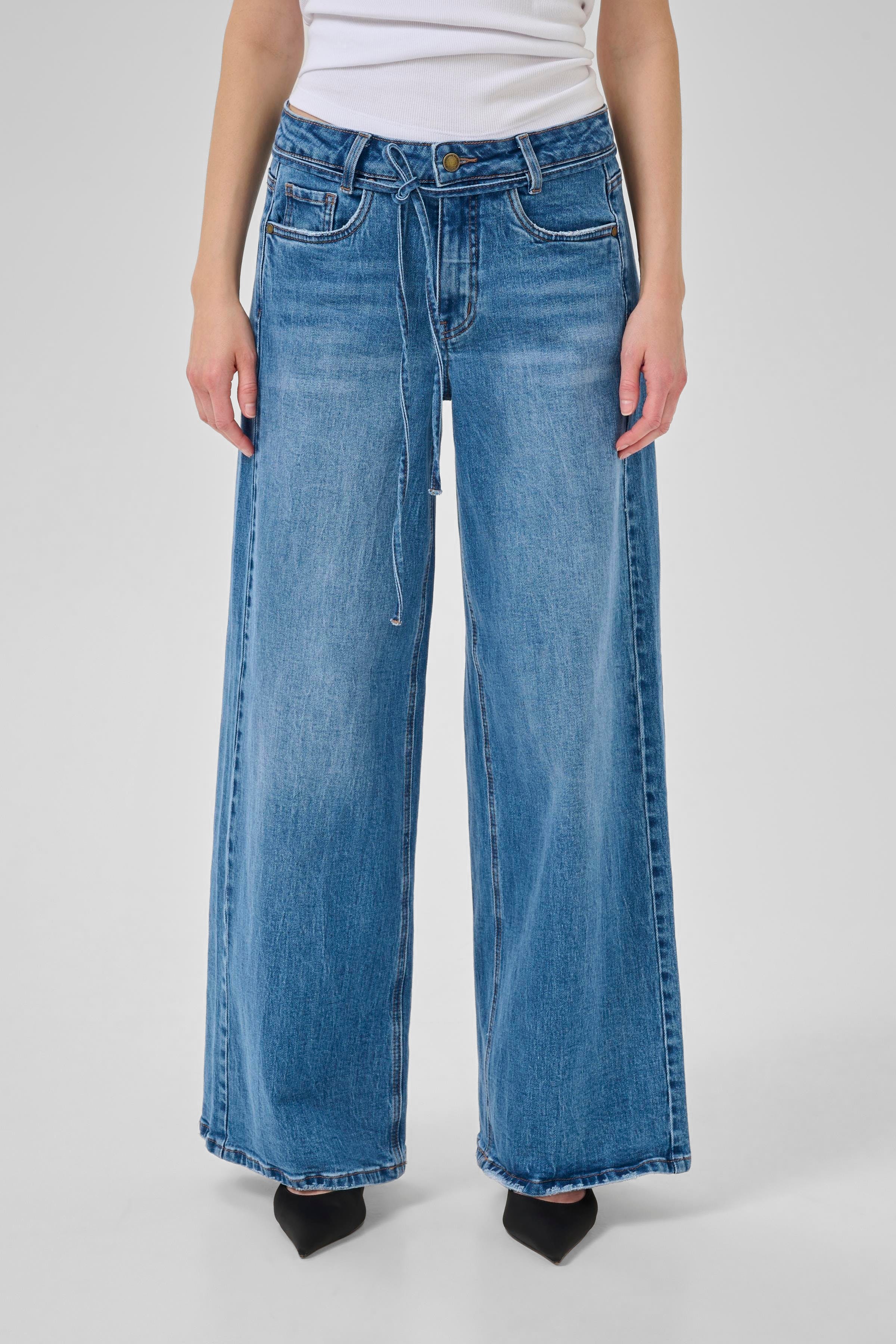 MWKaro 144 Mid X-Wide Jeans LOOKBOOK FRONT 10705256-100053