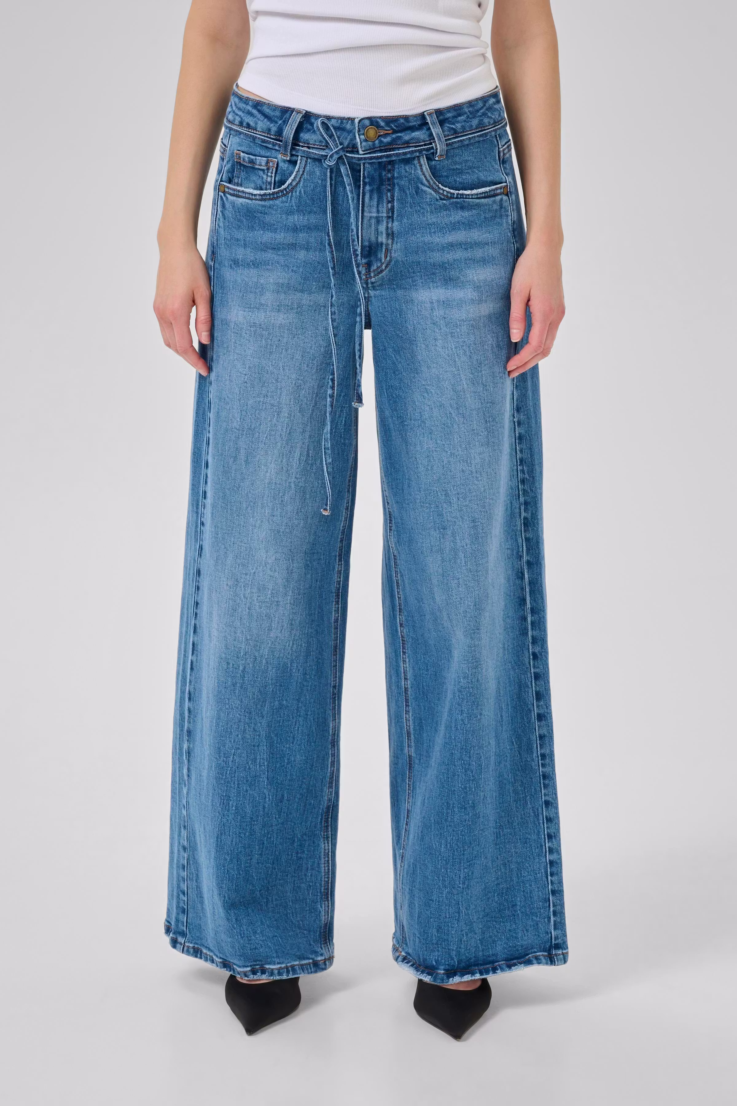 MWKaro 144 Mid X-Wide Jeans LOOKBOOK FRONT 10705256-100053