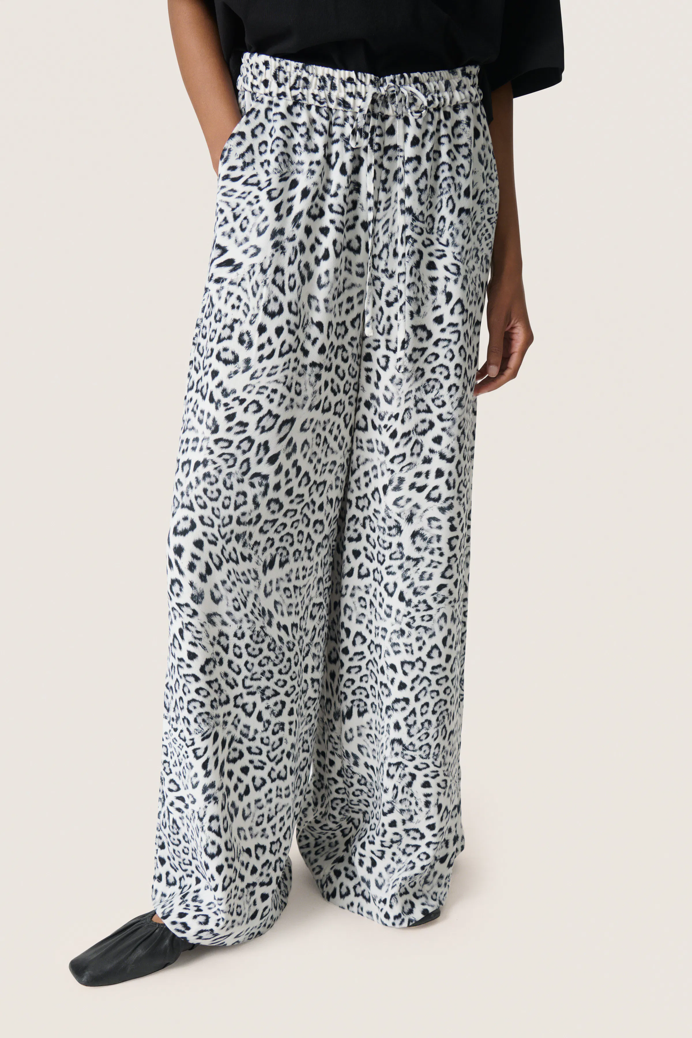 SLShirley Bukser LOOKBOOK FRONT 30408449-304331