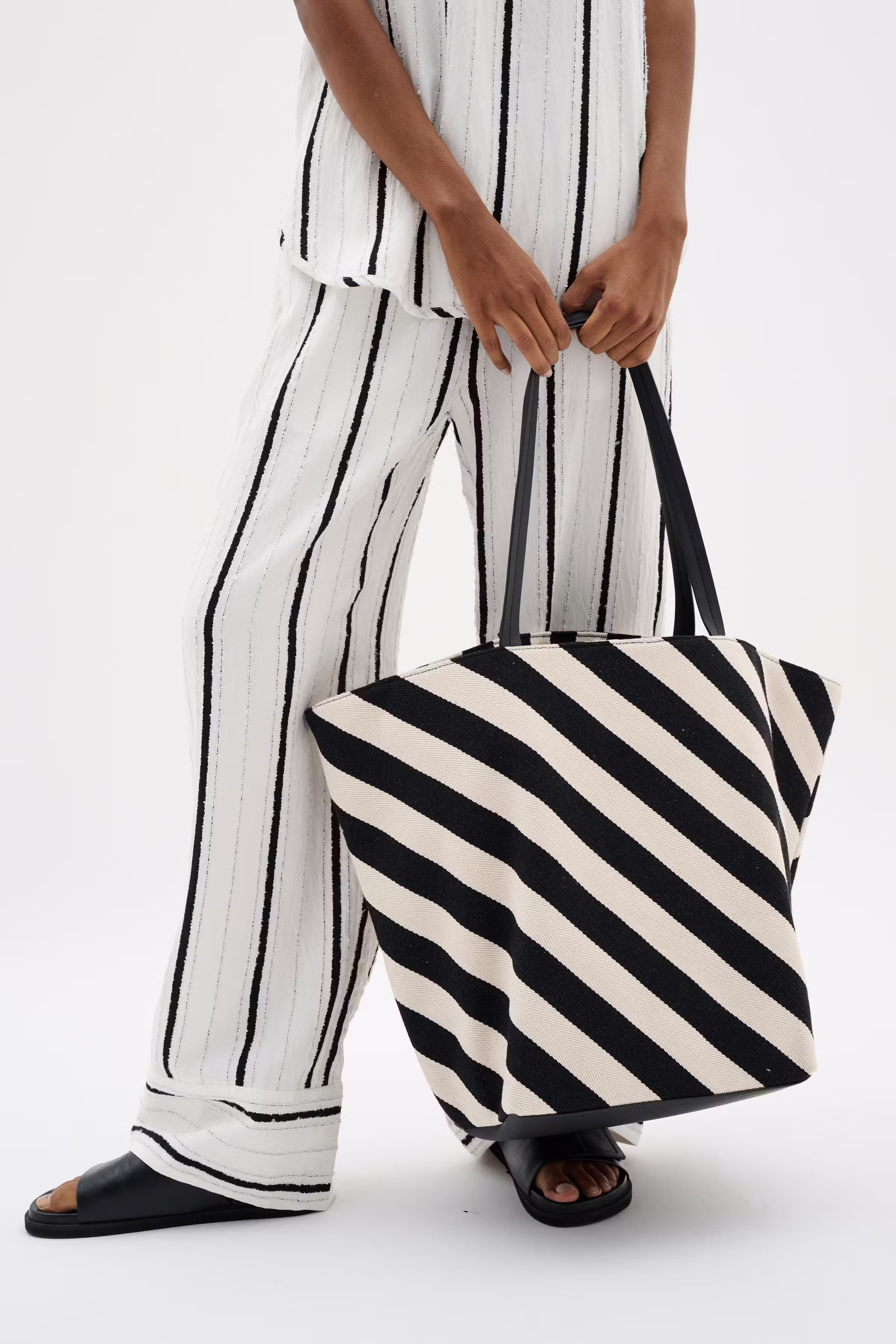 AileyIW Shopper Tas LOOKBOOK FRONT 30110710-301713