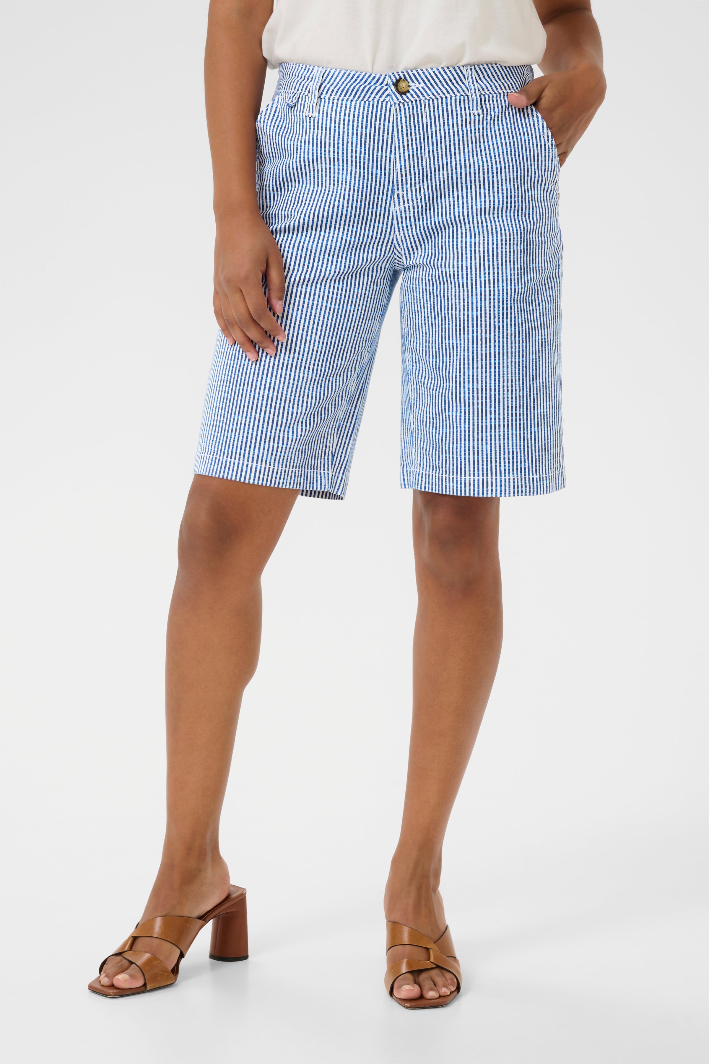 CRBerta Shorts LOOKBOOK FRONT 10613650-104155