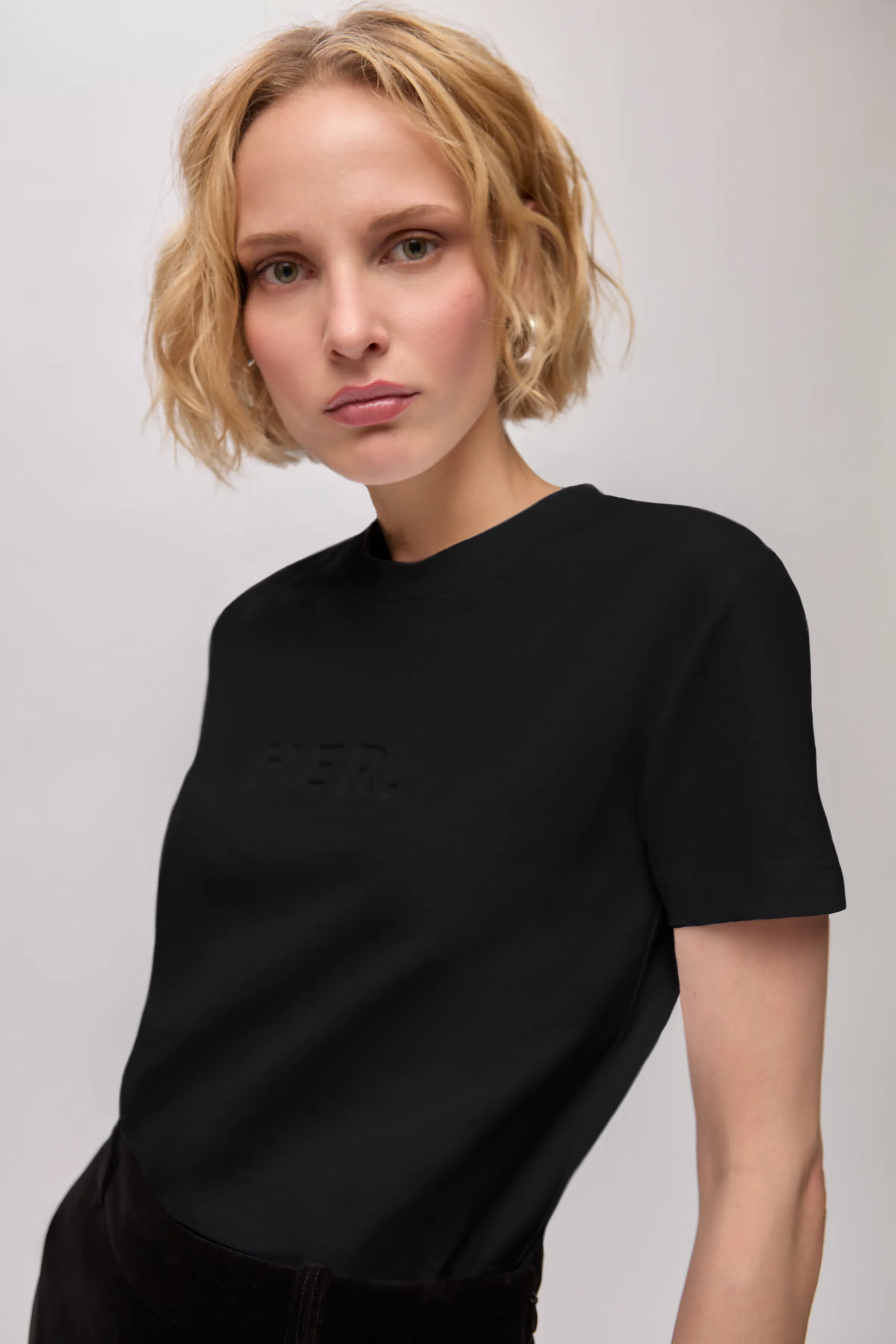 IOFenix T-shirt LOOKBOOK FRONT 30600791-BK999