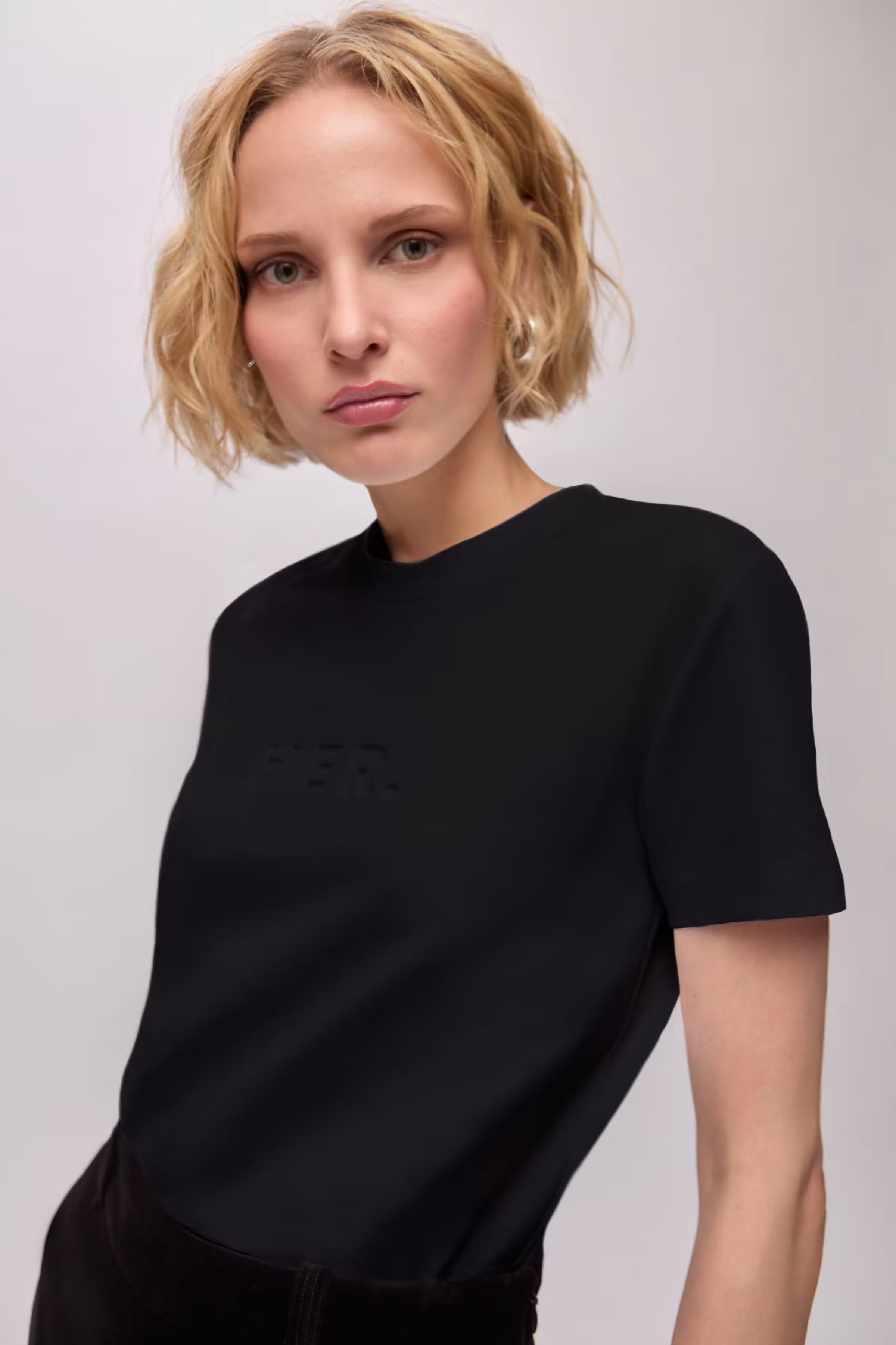 IOFenix T-shirt LOOKBOOK FRONT 30600791-BK999