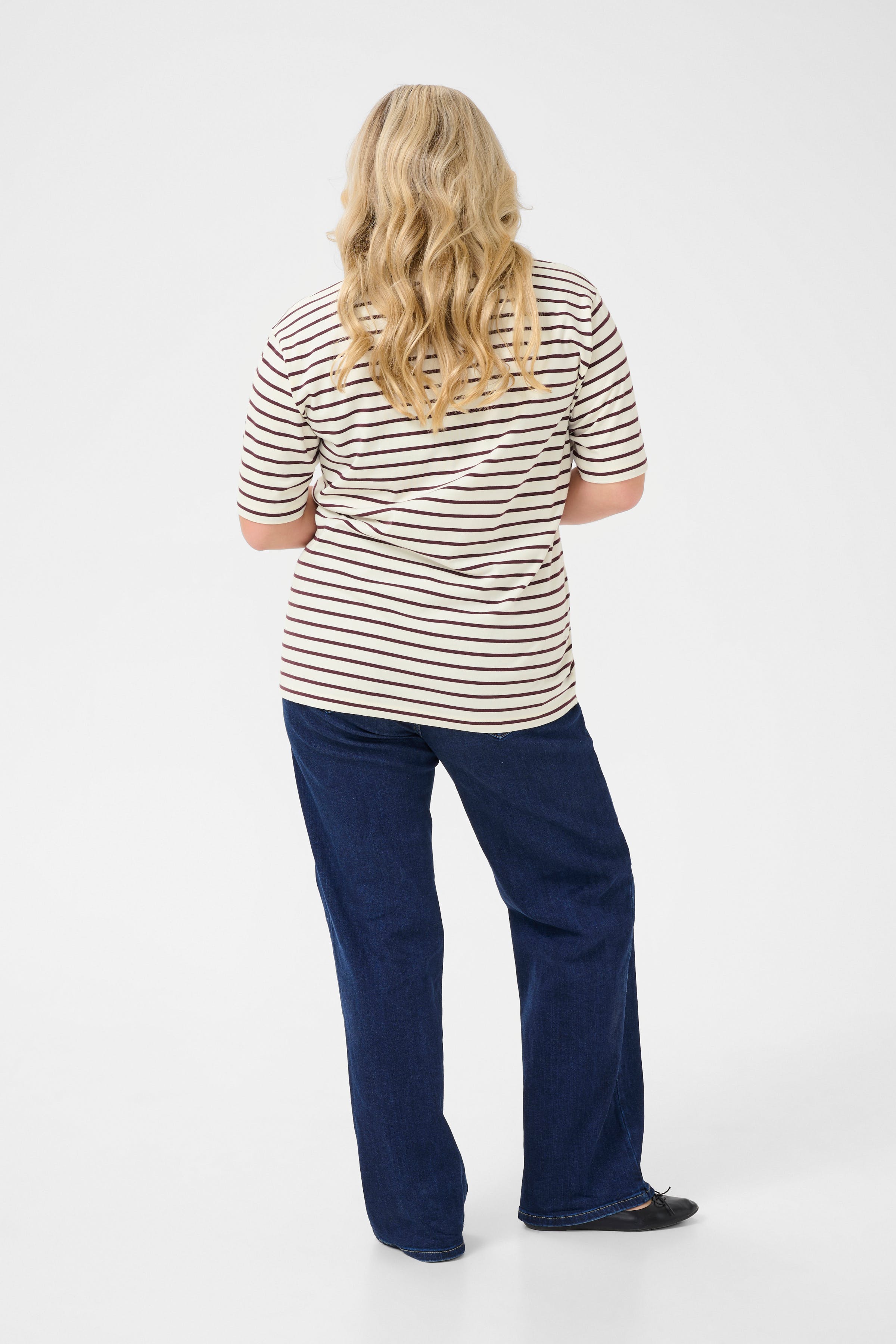 KCWinni T-shirt LOOKBOOK BACK 10582376-108011