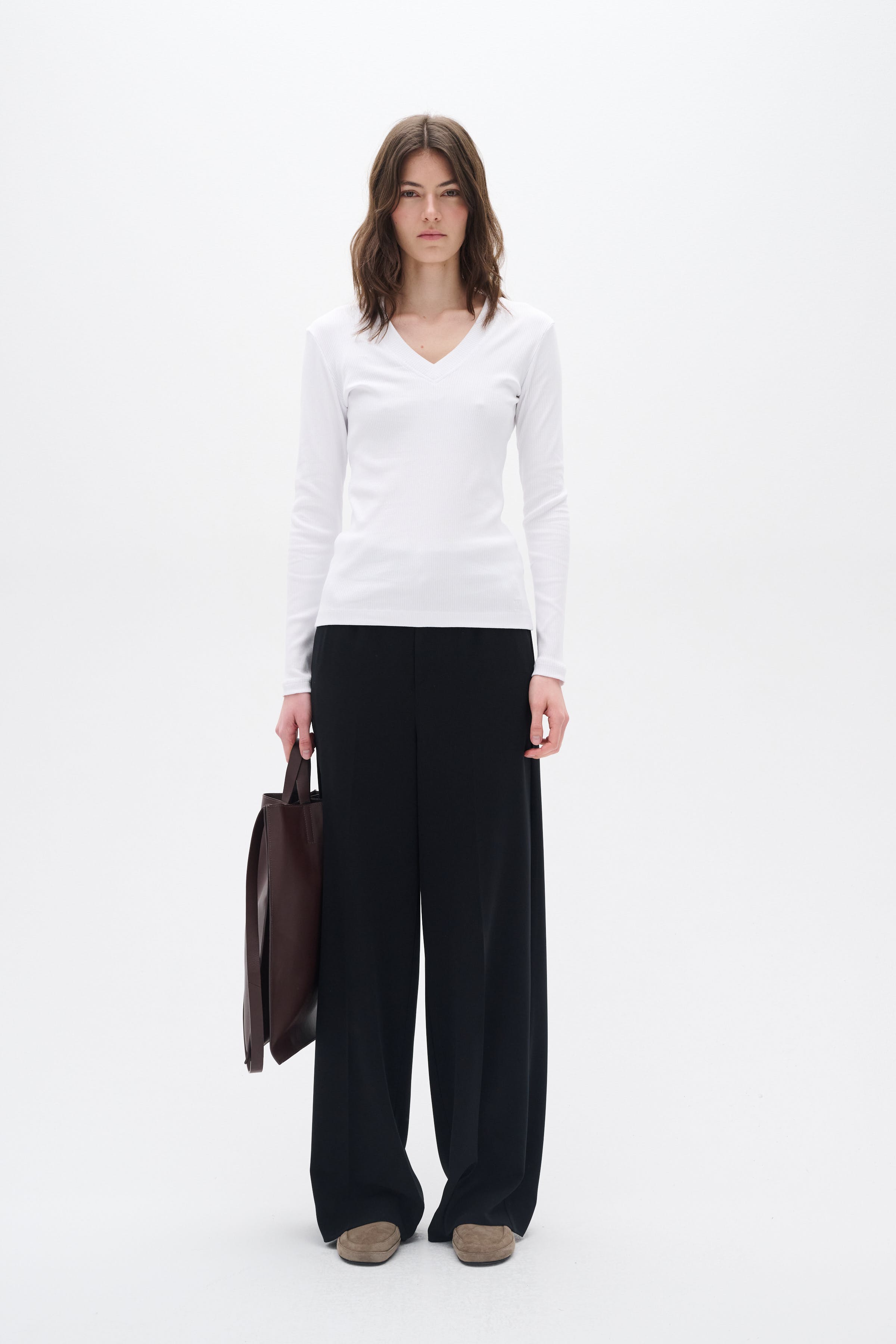 DagnaIW V-Neck T-shirt LOOKBOOK FRONT 30109586-300001