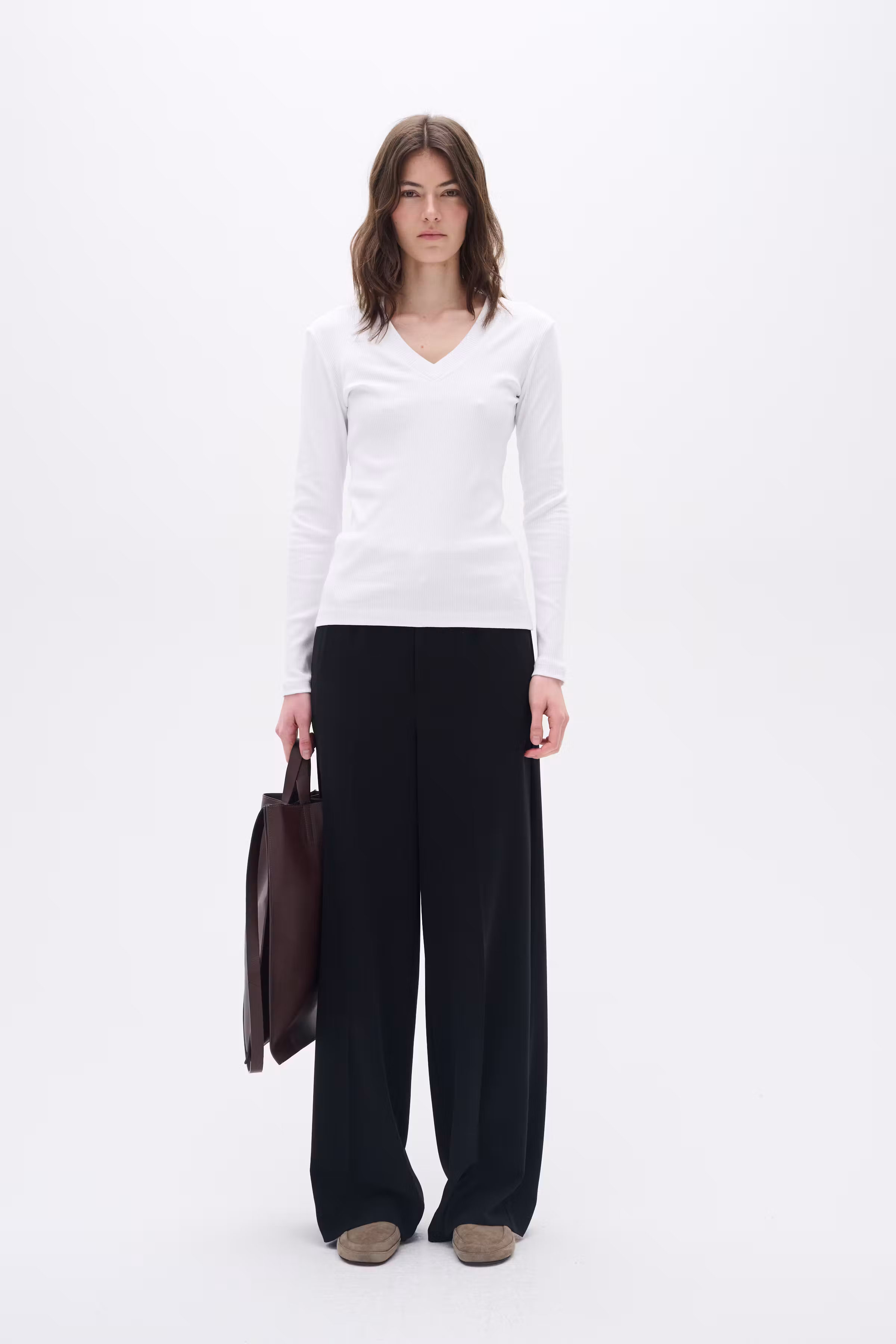 DagnaIW V-Neck T-shirt LOOKBOOK FRONT 30109586-300001