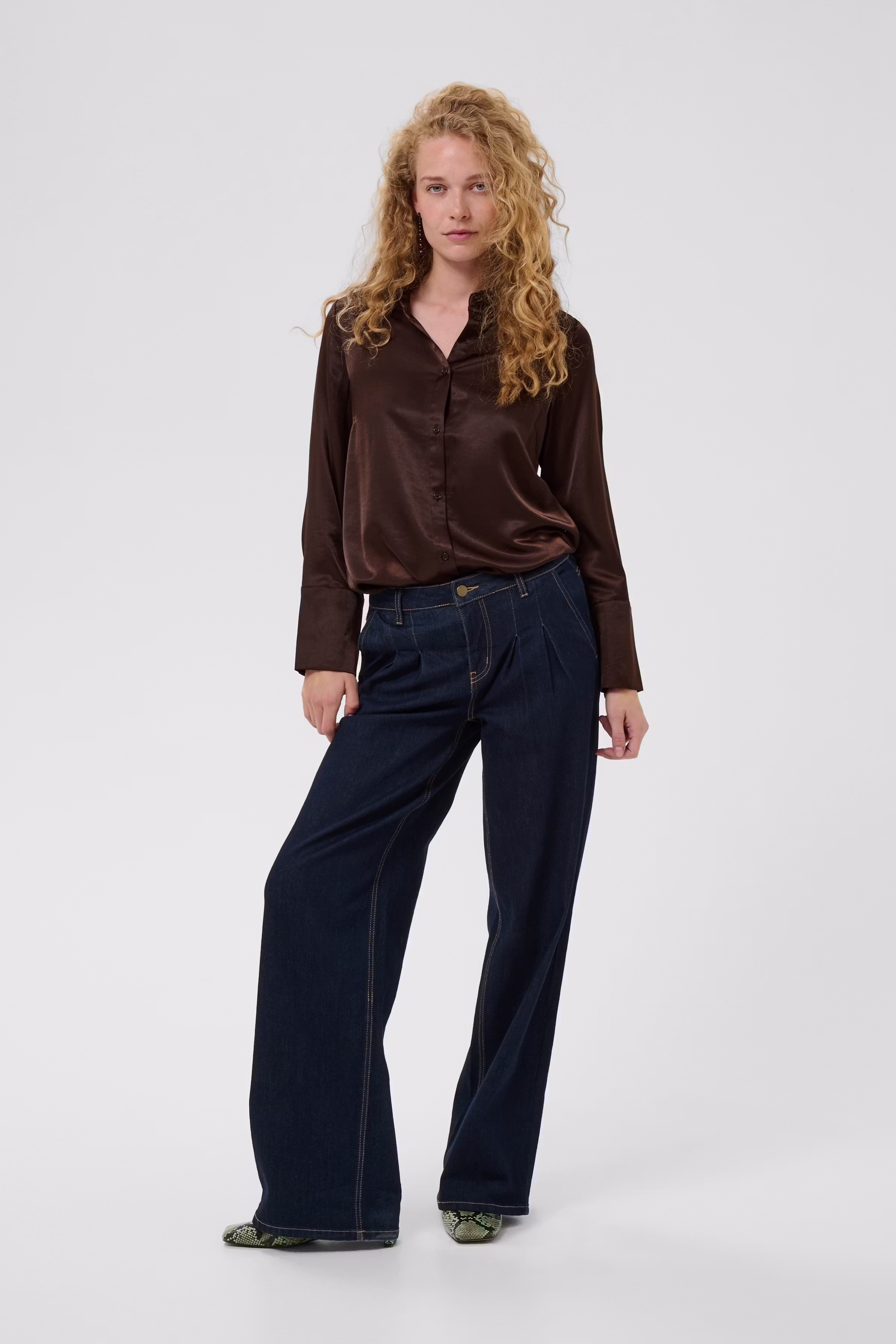 CUmollie Satin shirt LOOKBOOK FRONT 50112293-190915