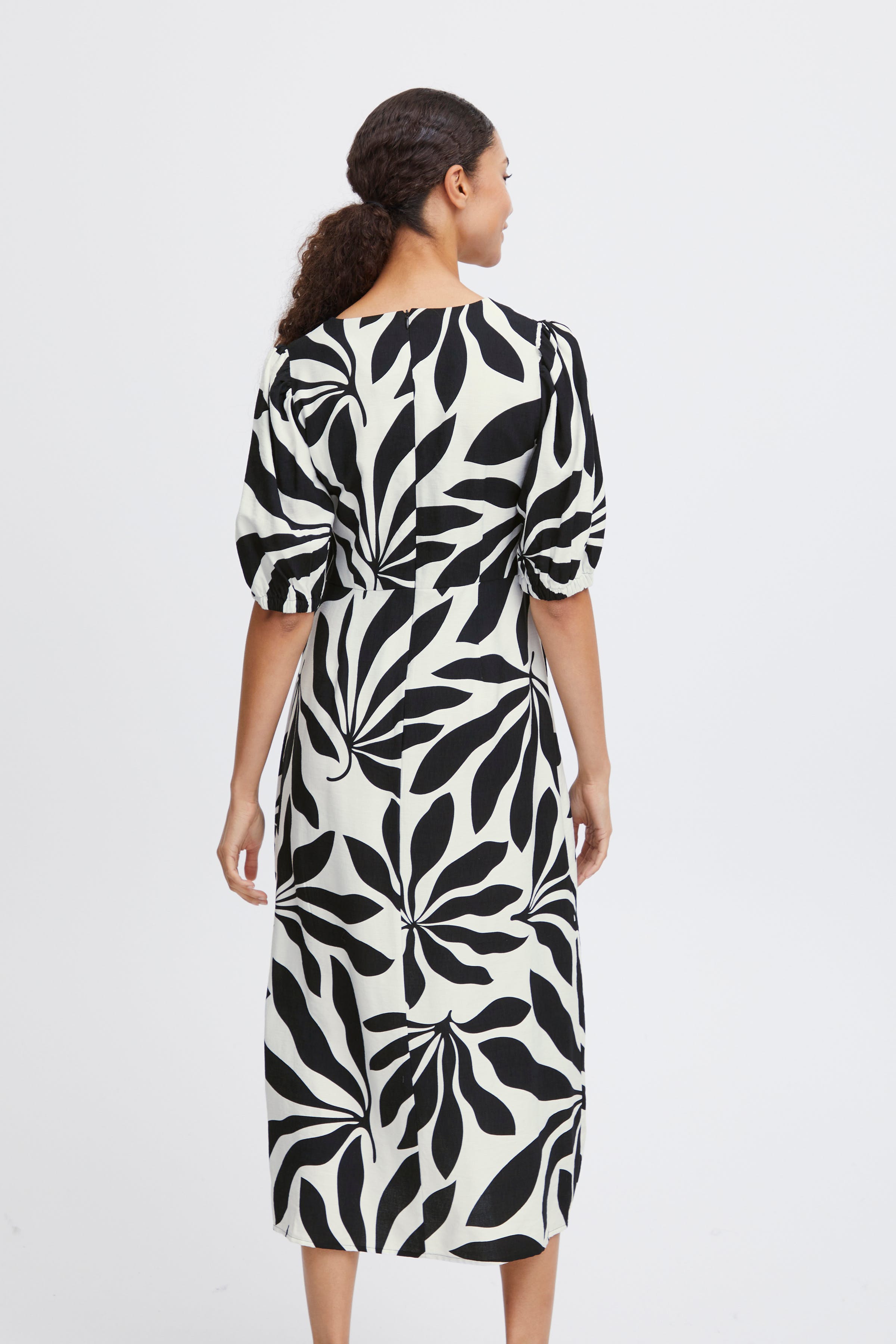 BYJANINA Kleid LOOKBOOK BACK 20814900-203167