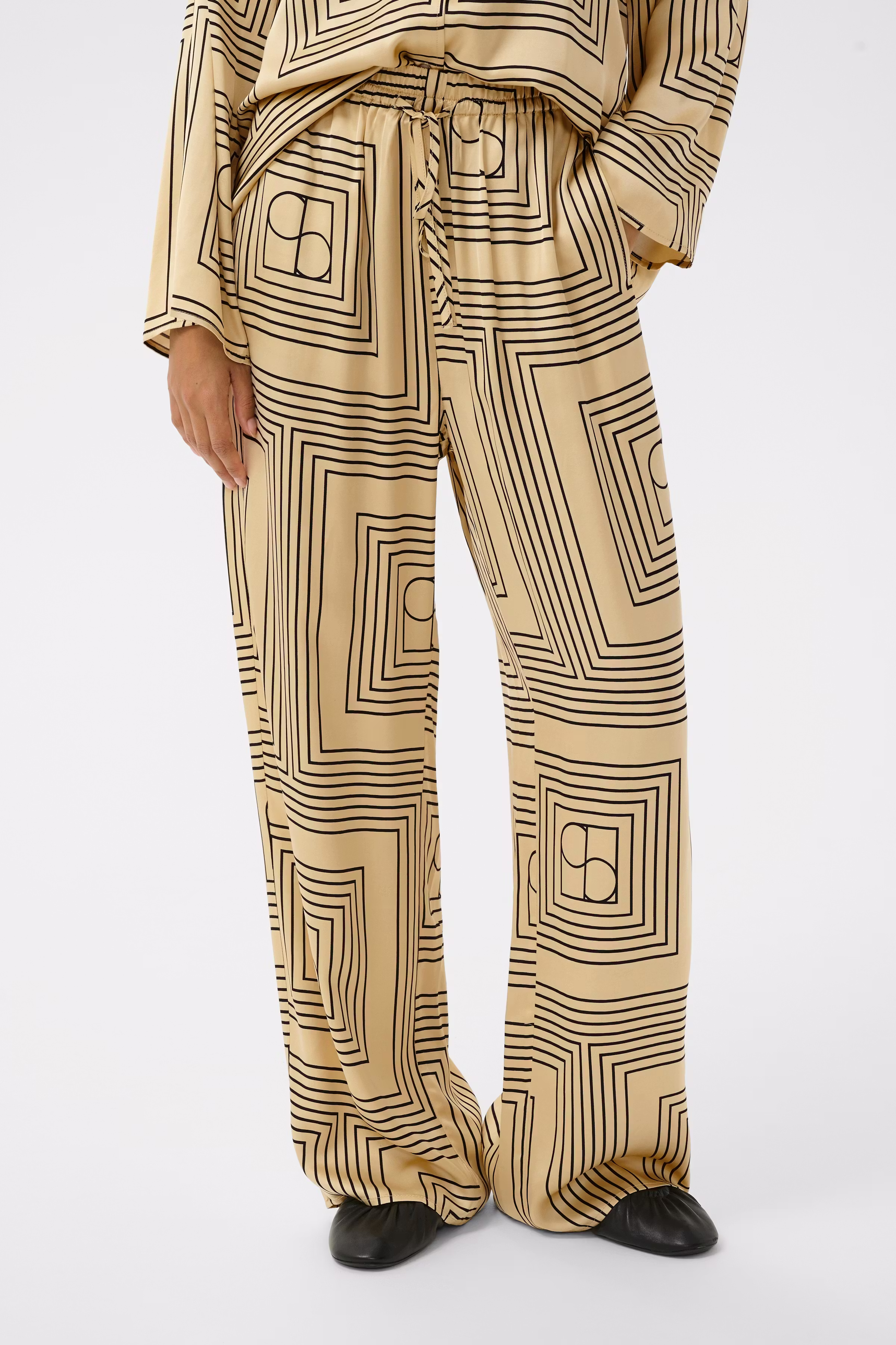 SLEvilia Hose LOOKBOOK FRONT 30409182-305029