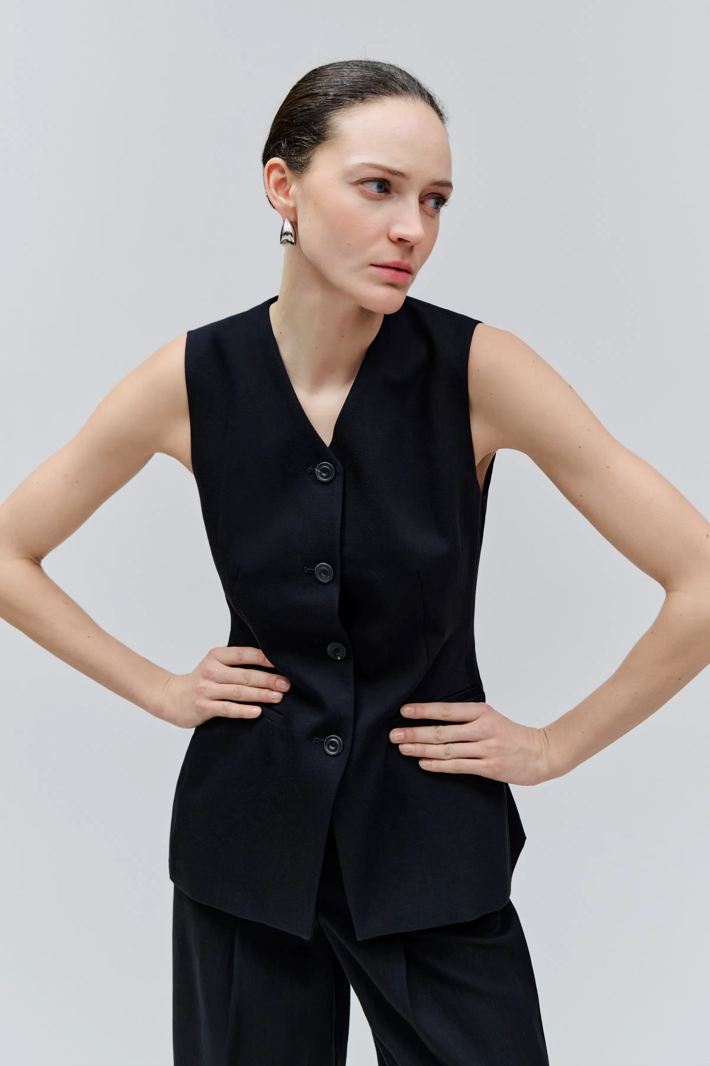 IOJUNIPER Waistcoat LOOKBOOK FRONT 30600713-BK999