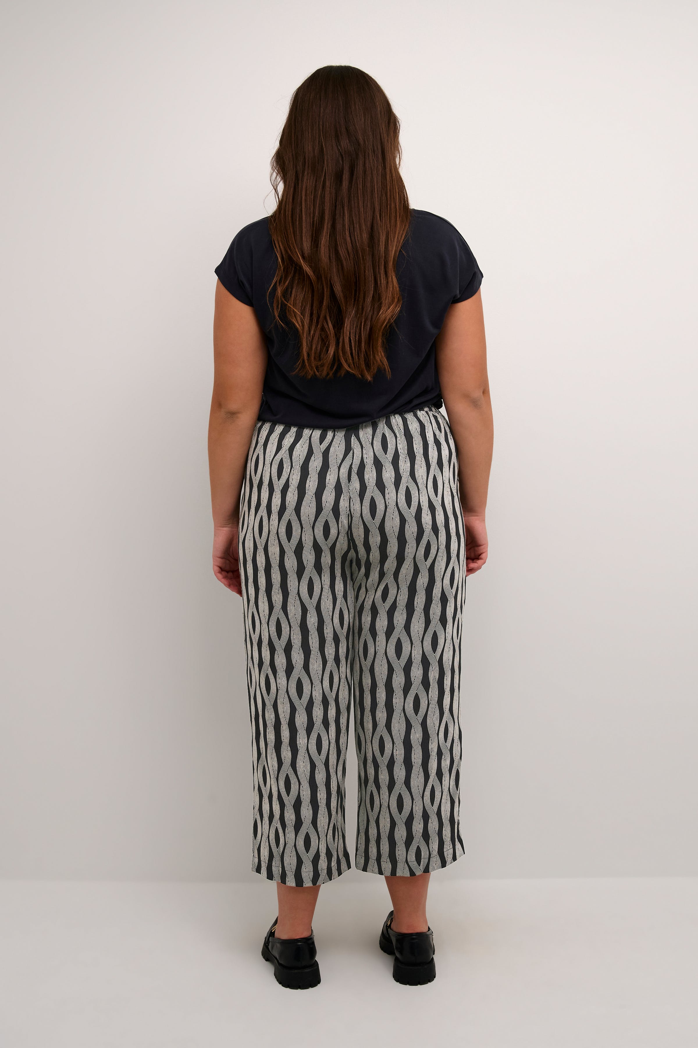 KCsanna Trousers LOOKBOOK BACK 10582519-106143