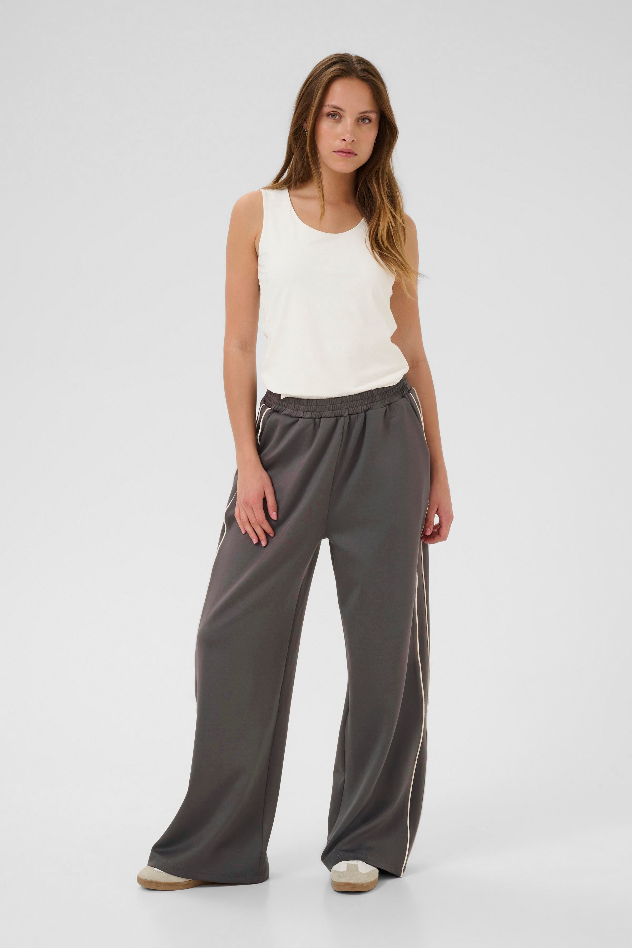 KAcory Trousers LOOKBOOK FRONT 10510591-106705