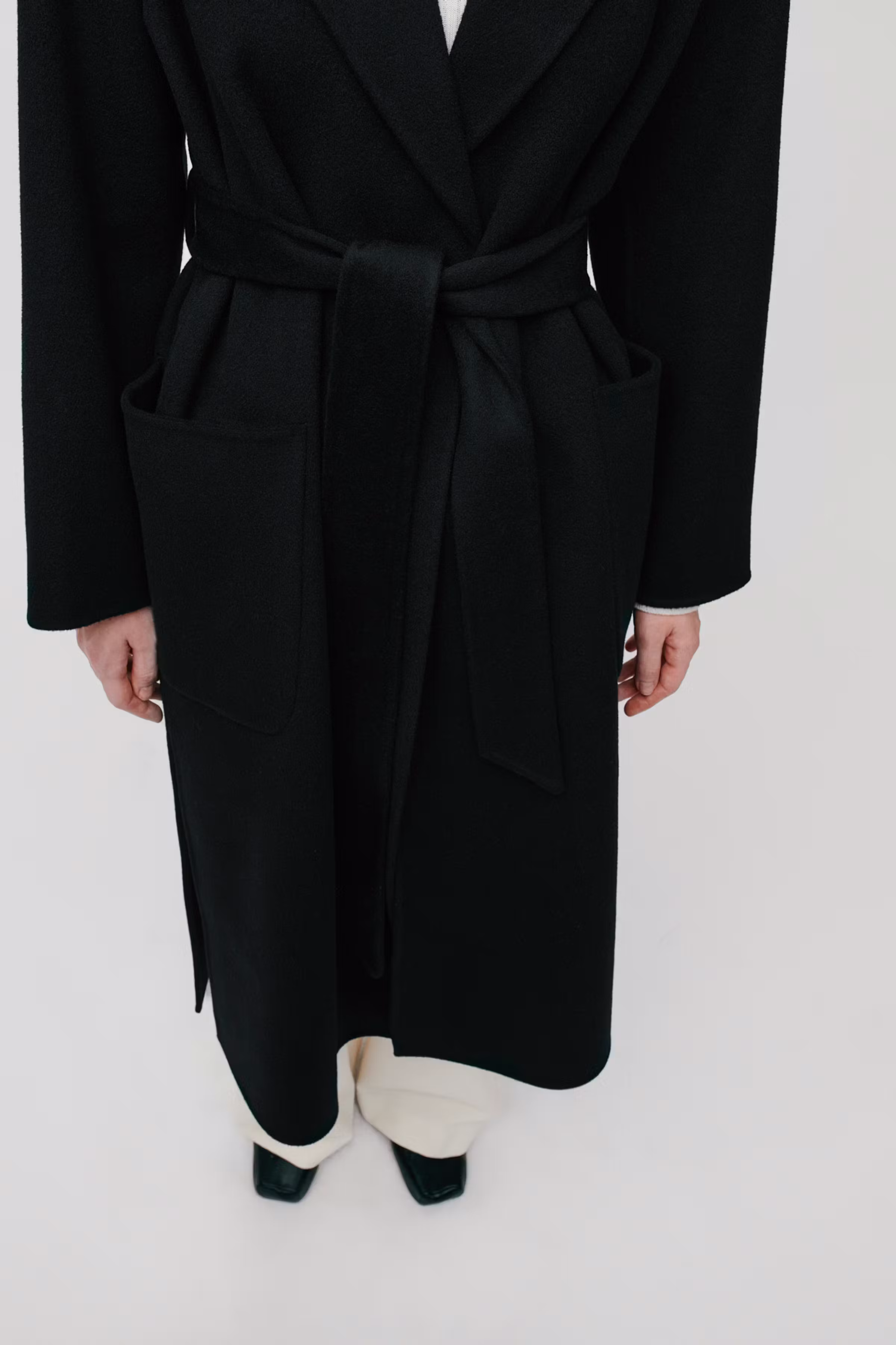 CELIA Mantel LOOKBOOK FRONT 30600561-BK999