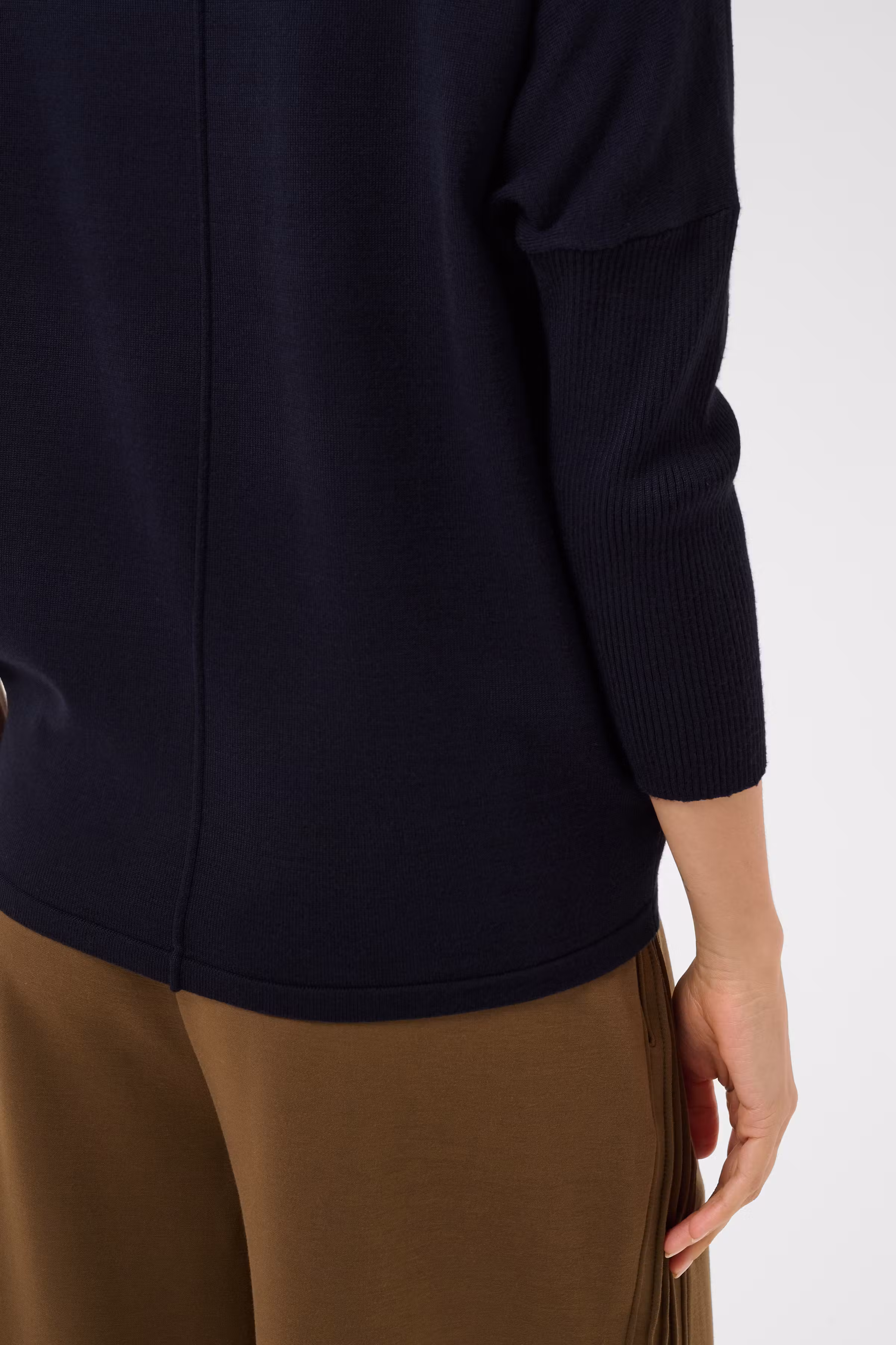 MilaSZ R-Neck Pullover
 LOOKBOOK DETAIL 30500003-193924
