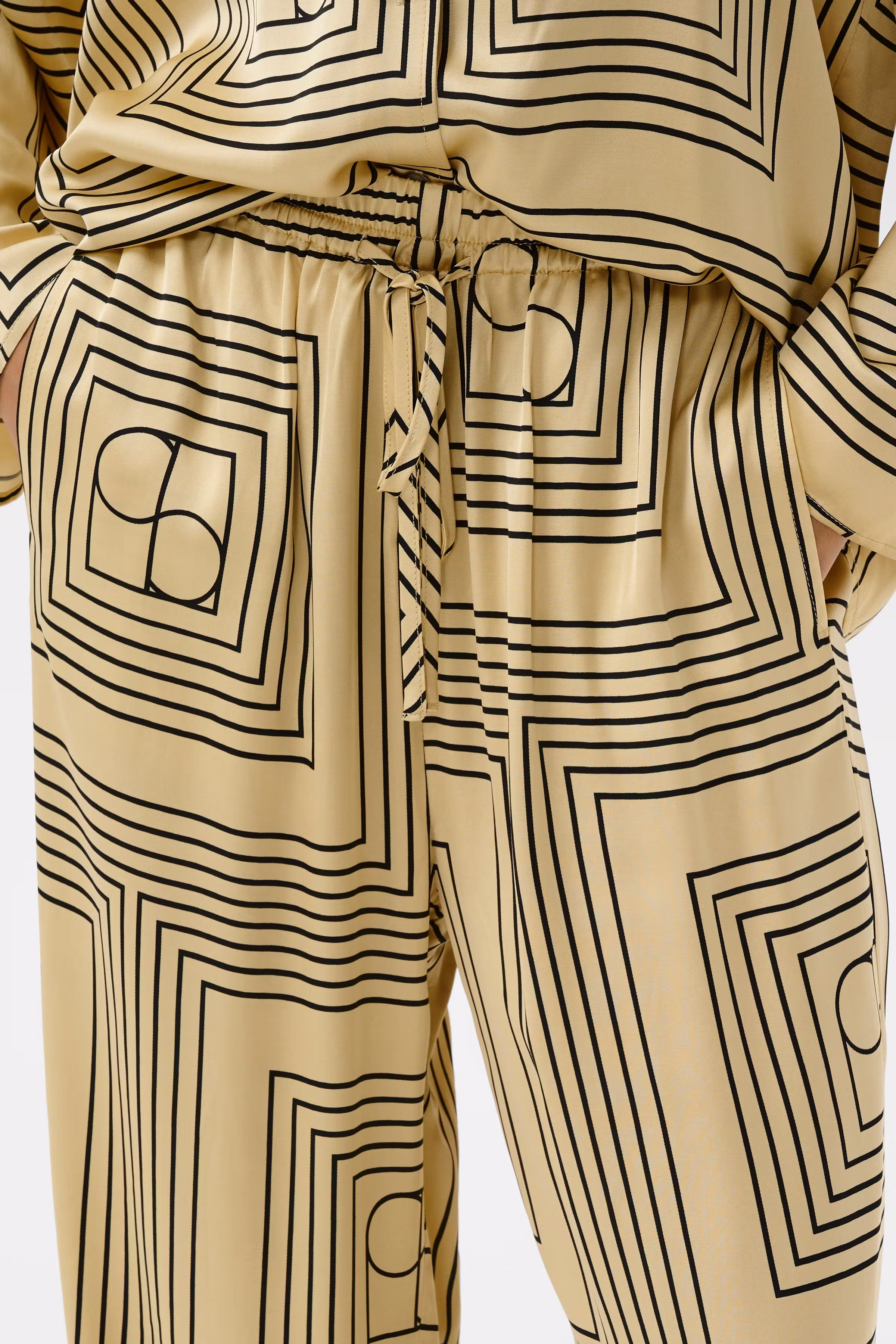 SLEvilia Hose LOOKBOOK DETAIL 30409182-305029