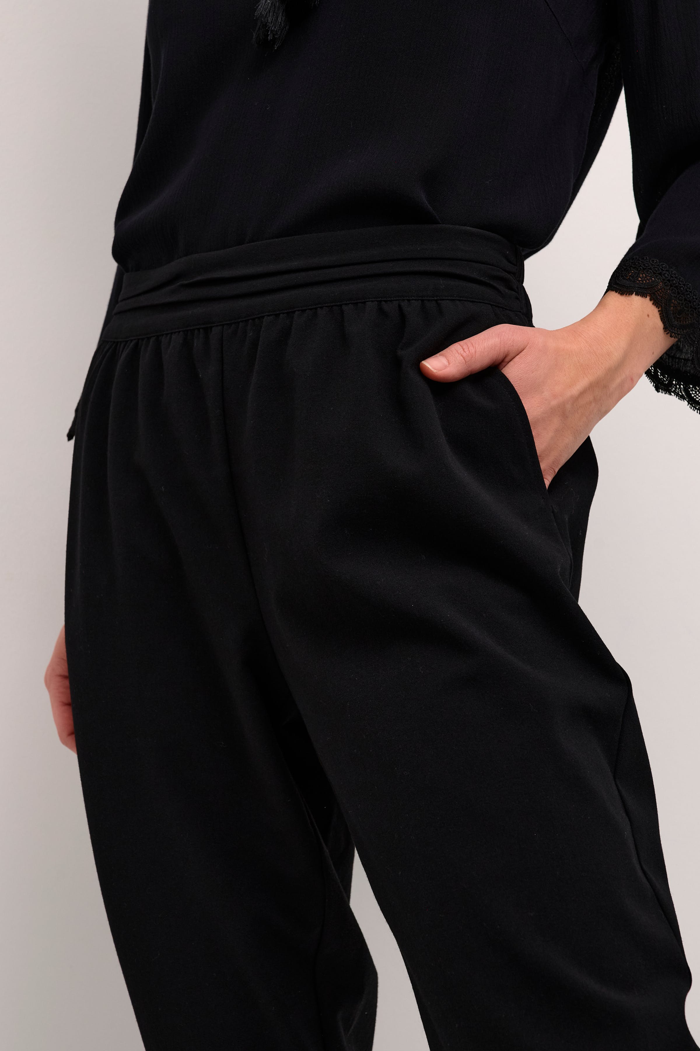 CRCharlott Hose LOOKBOOK DETAIL 10608712-100120