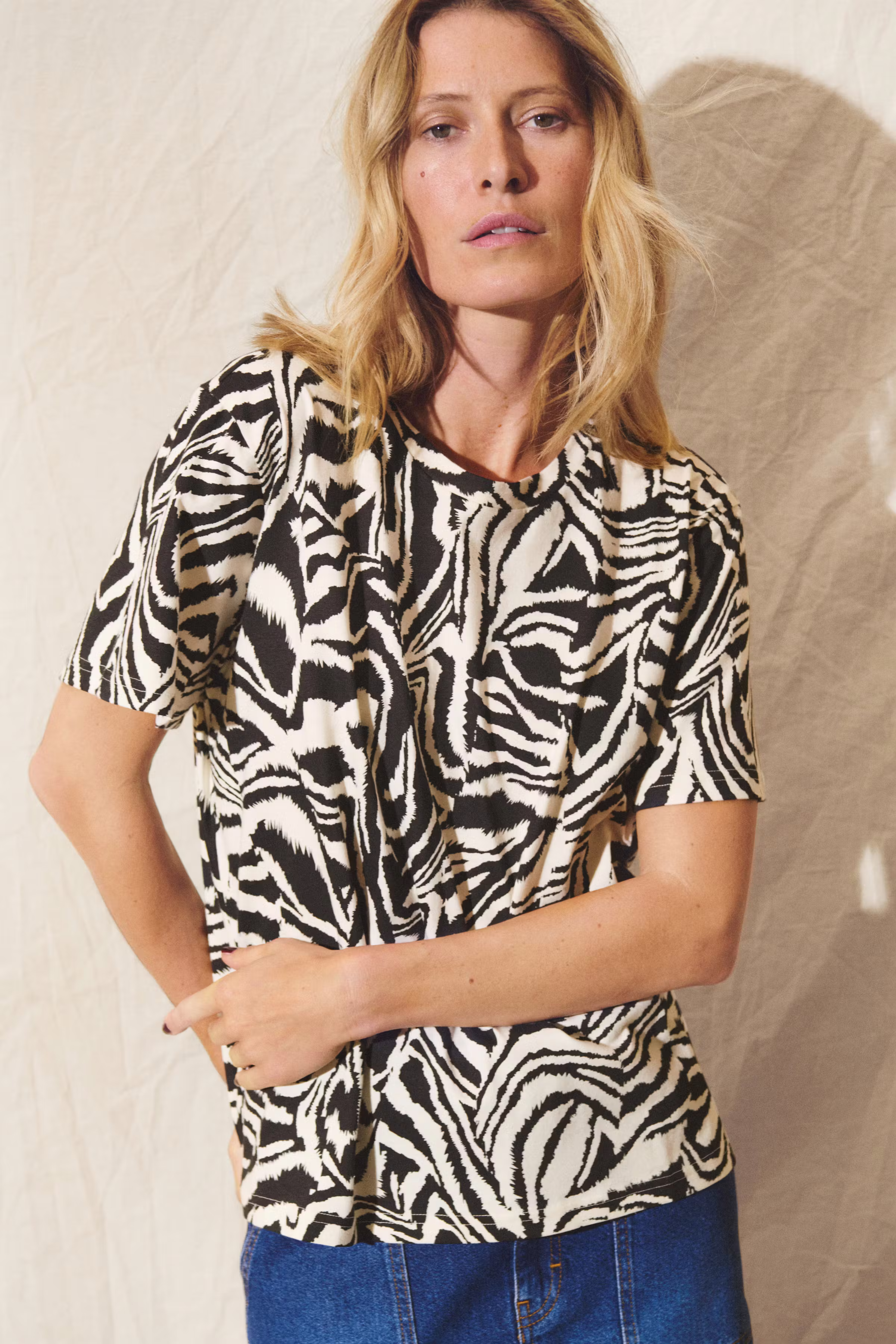 NahidPW T-shirt LOCATION NONE 30309873-303965