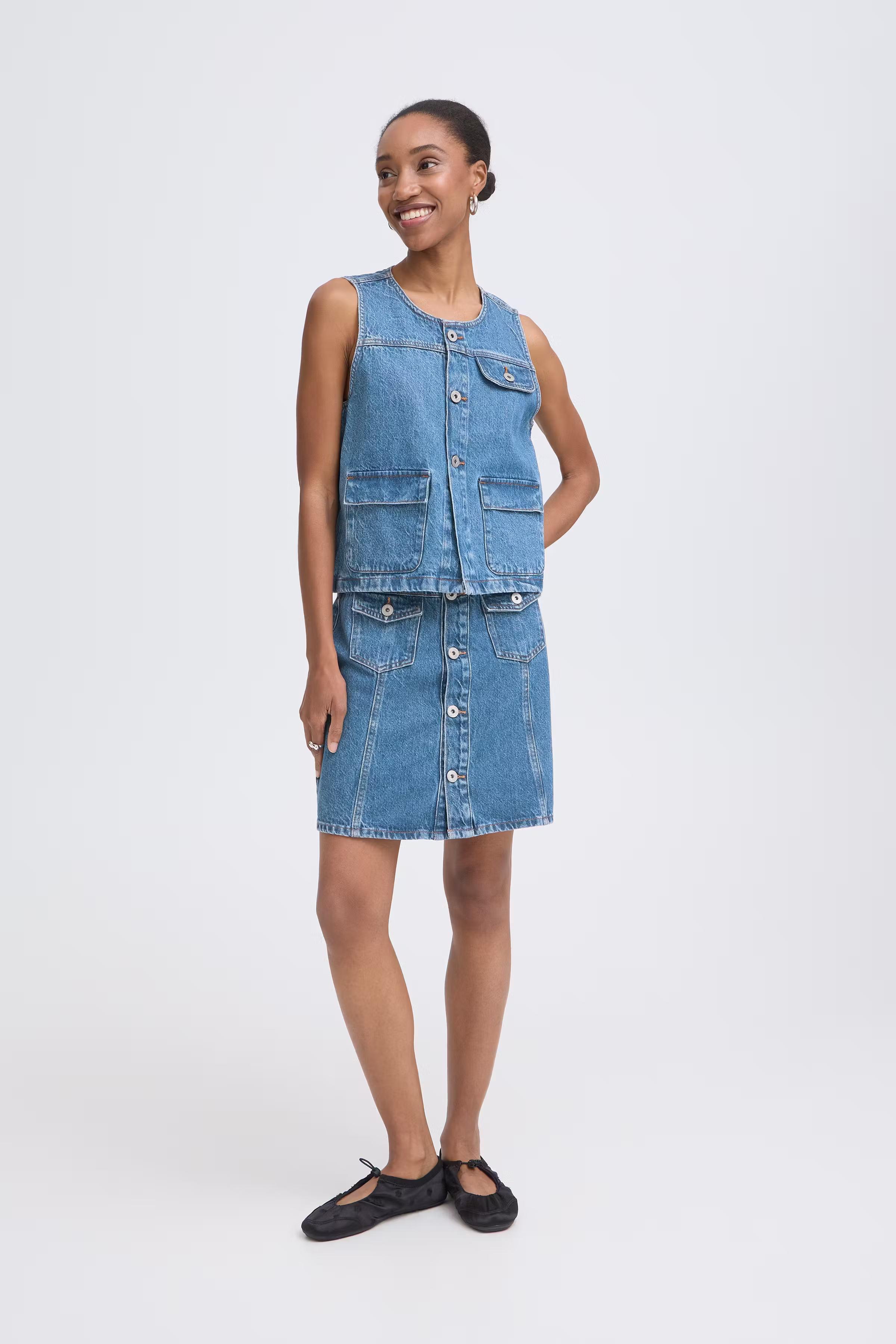 IHPAMILA Vest LOOKBOOK FRONT 20125360-200339