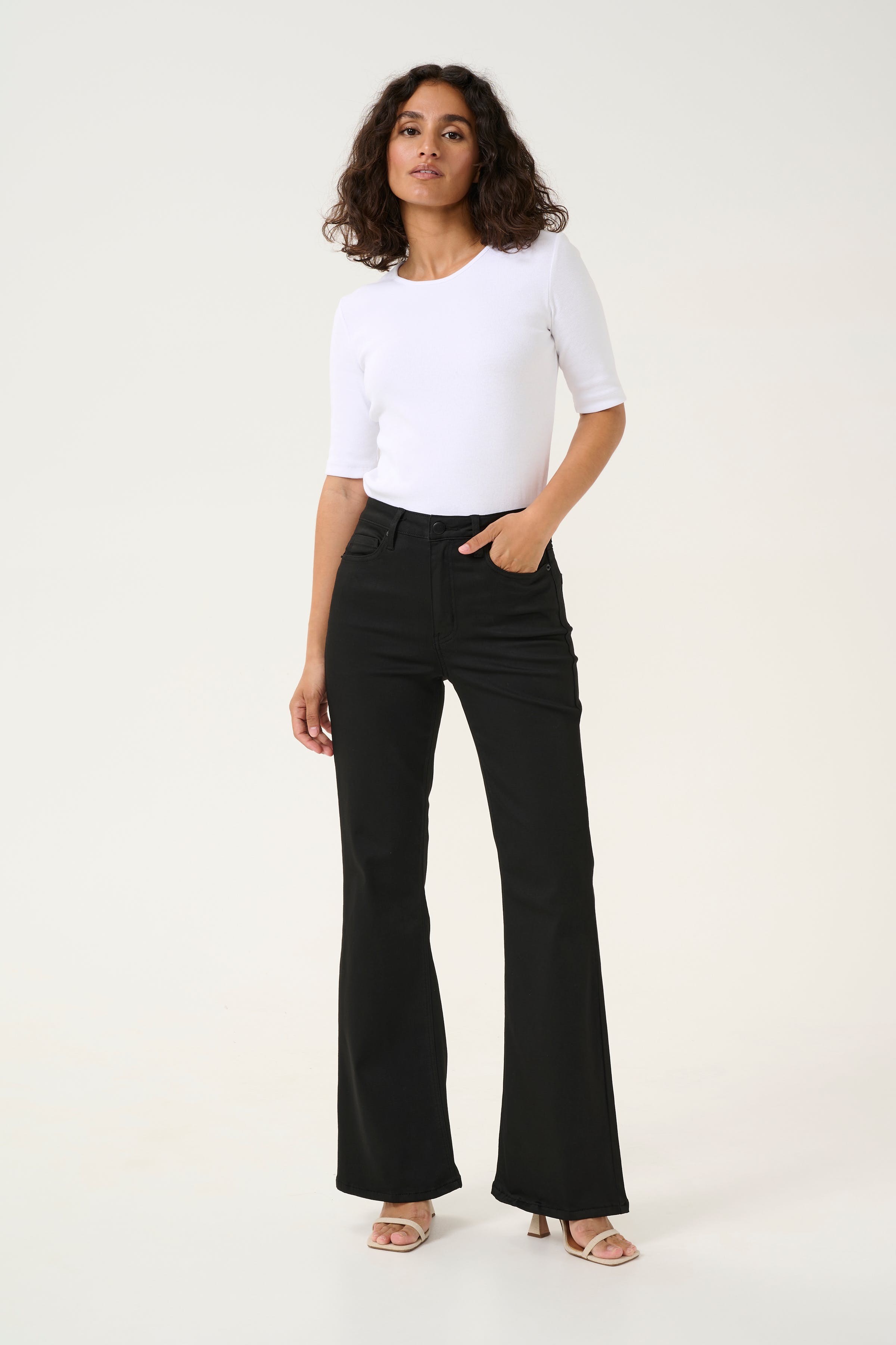 KAdima Flared Jeans LOOKBOOK FRONT 10509432-100121