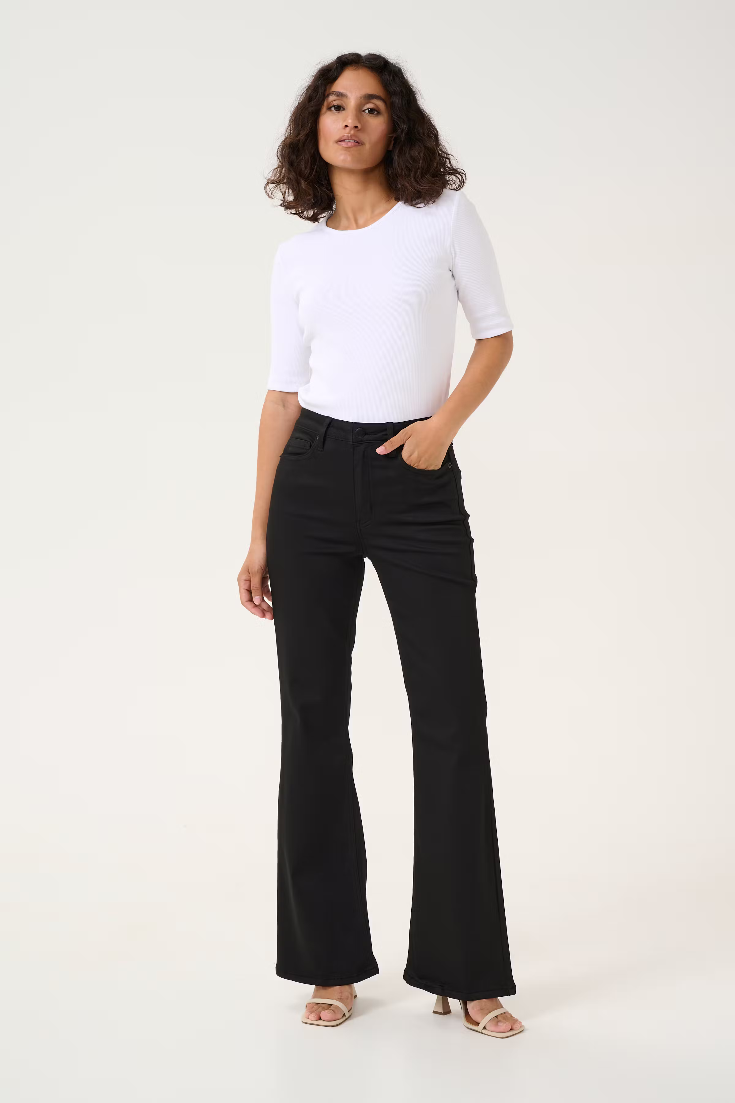 KAdima Flared Jeans LOOKBOOK FRONT 10509432-100121