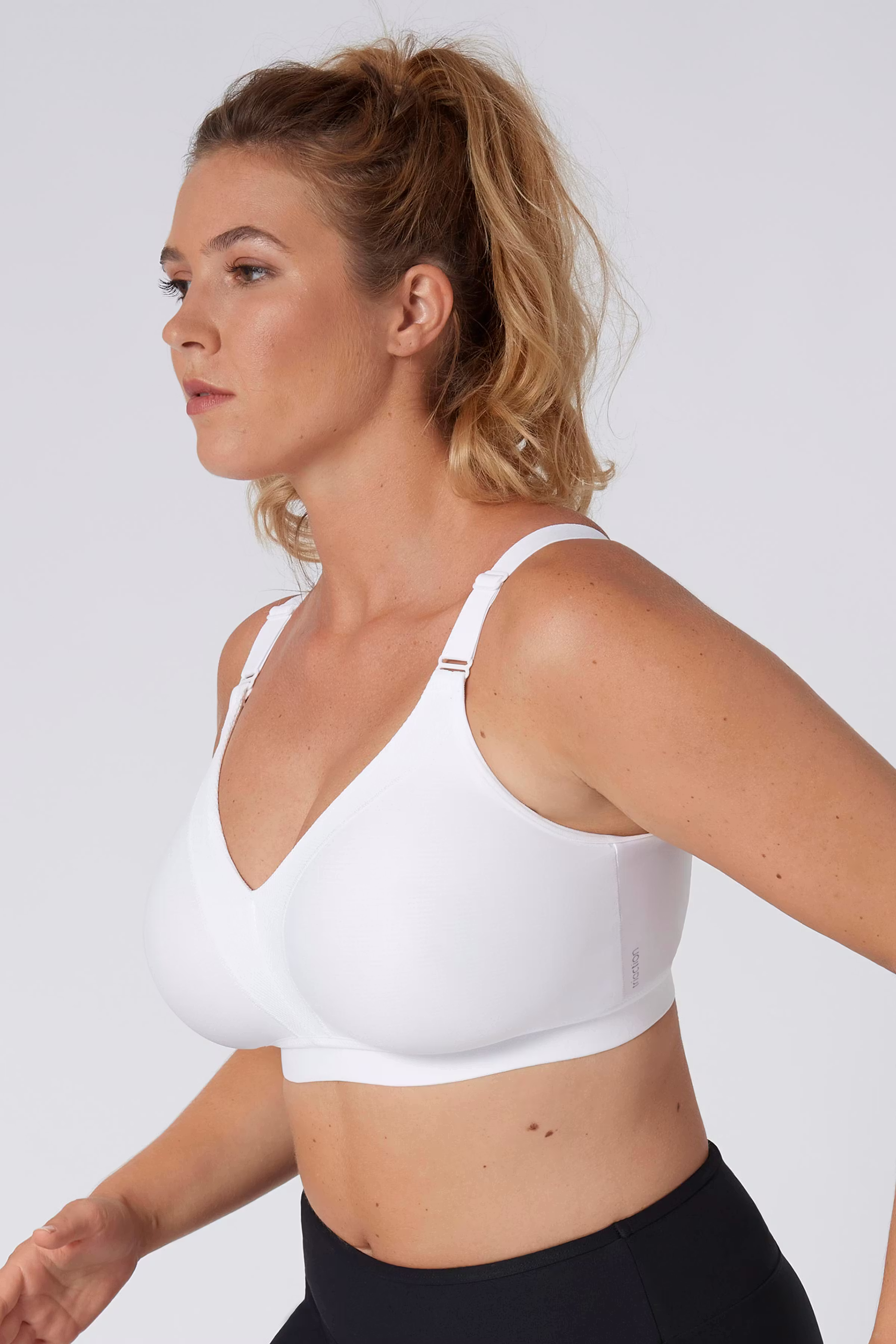 Triaction Bra LOOKBOOK FRONT 40500108-T0003