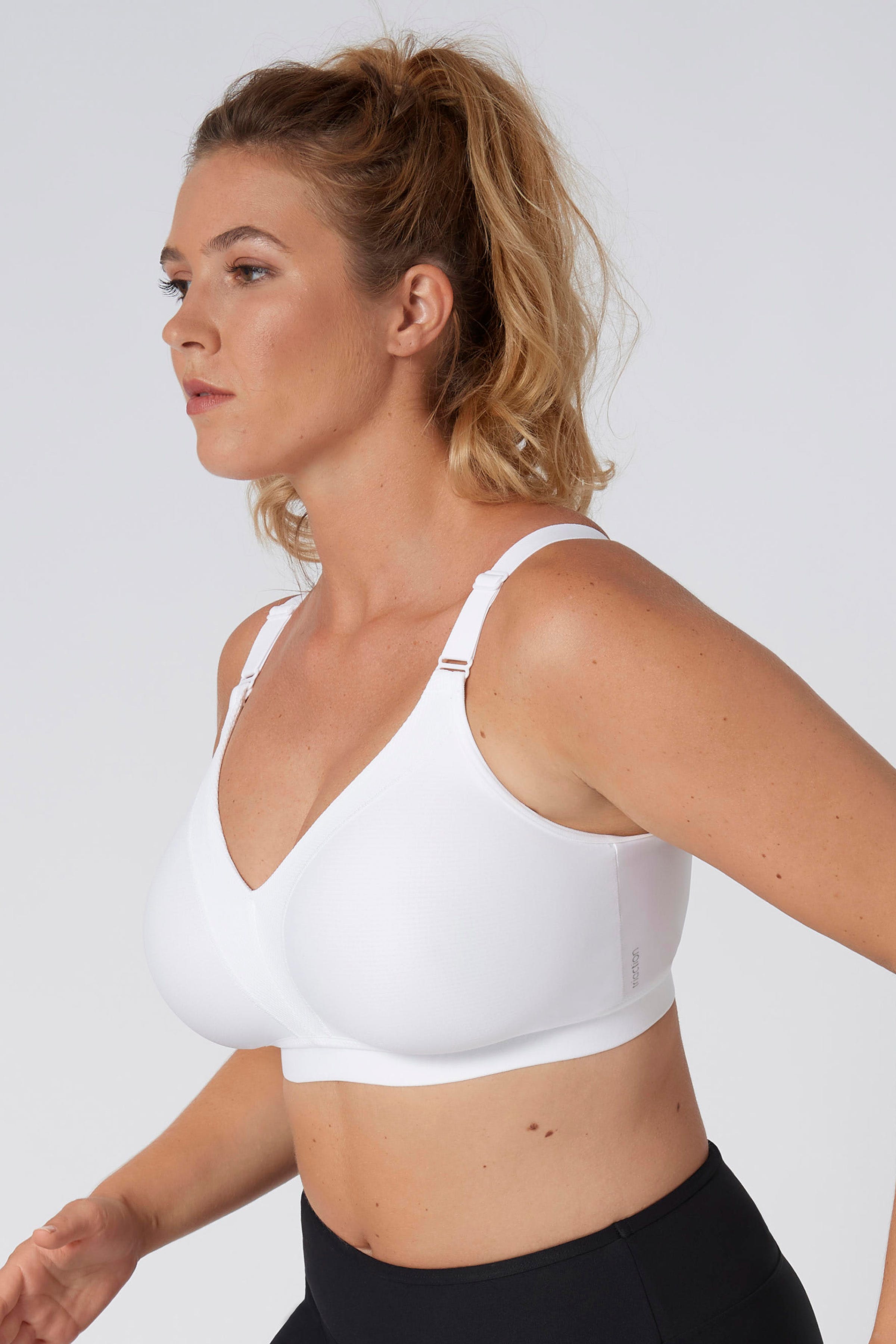 Triaction Bra LOOKBOOK FRONT 40500108-T0003